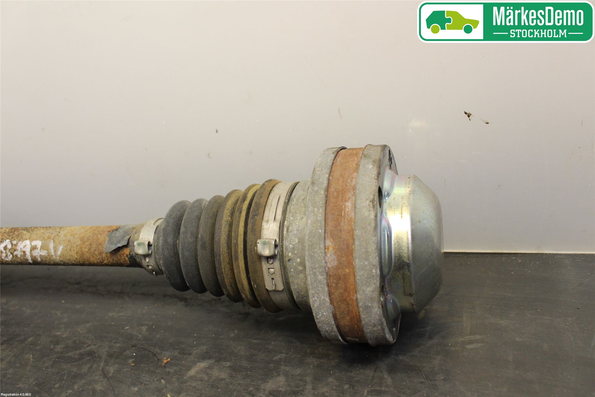 Volkswagen VW PASSAT 11-14 Drivaksel Foran Kompl Venstre