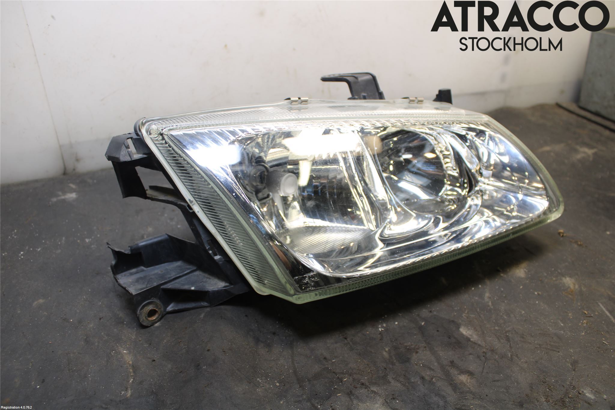 Nissan ALMERA    00-06 Frontlykt Venstre