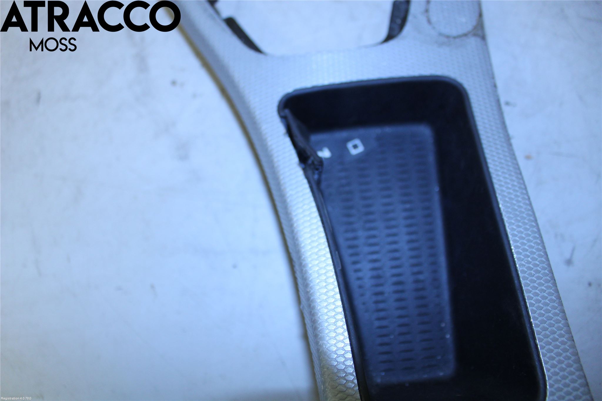 BMW 3 E90/91 SED/TOU 05-12 Innr Konsoll-Lomme