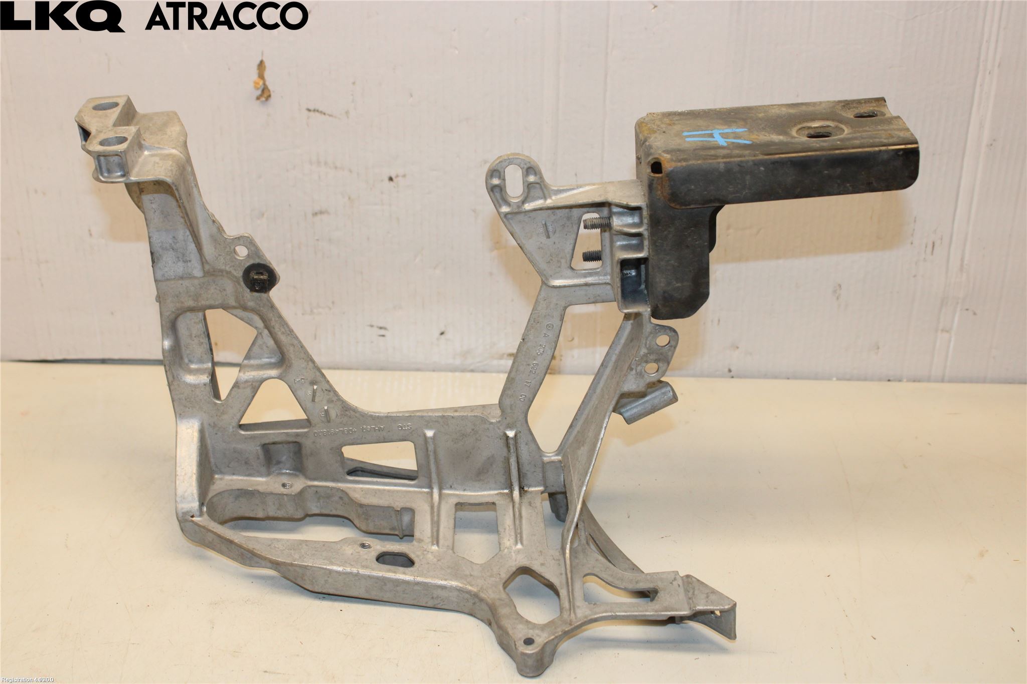 Mercedes-Benz MB C-KLASS (W205) 14-21 Frontlykt Holder-Feste