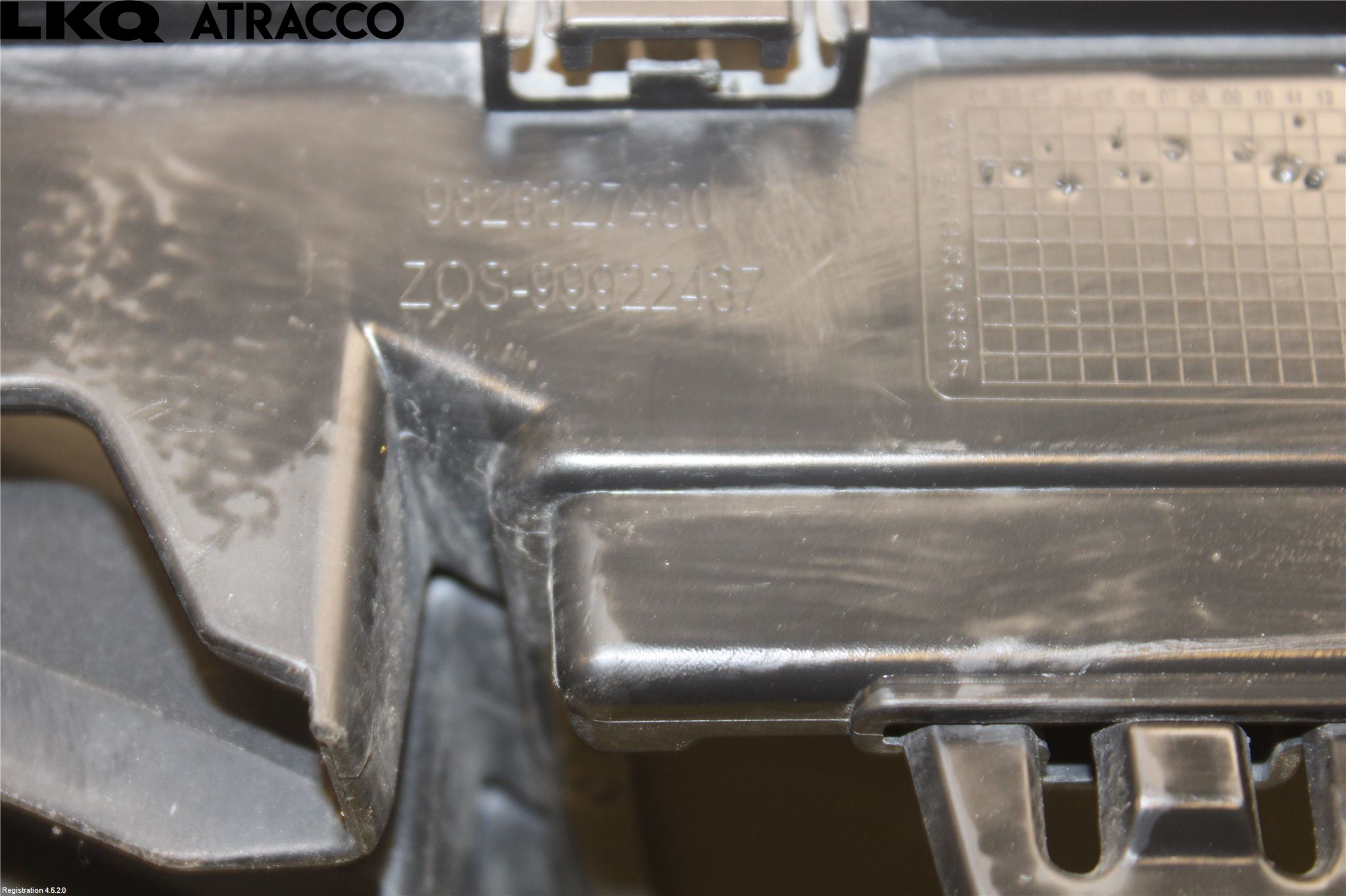 Peugeot 2008/E-2008 20- Grilldel Midt