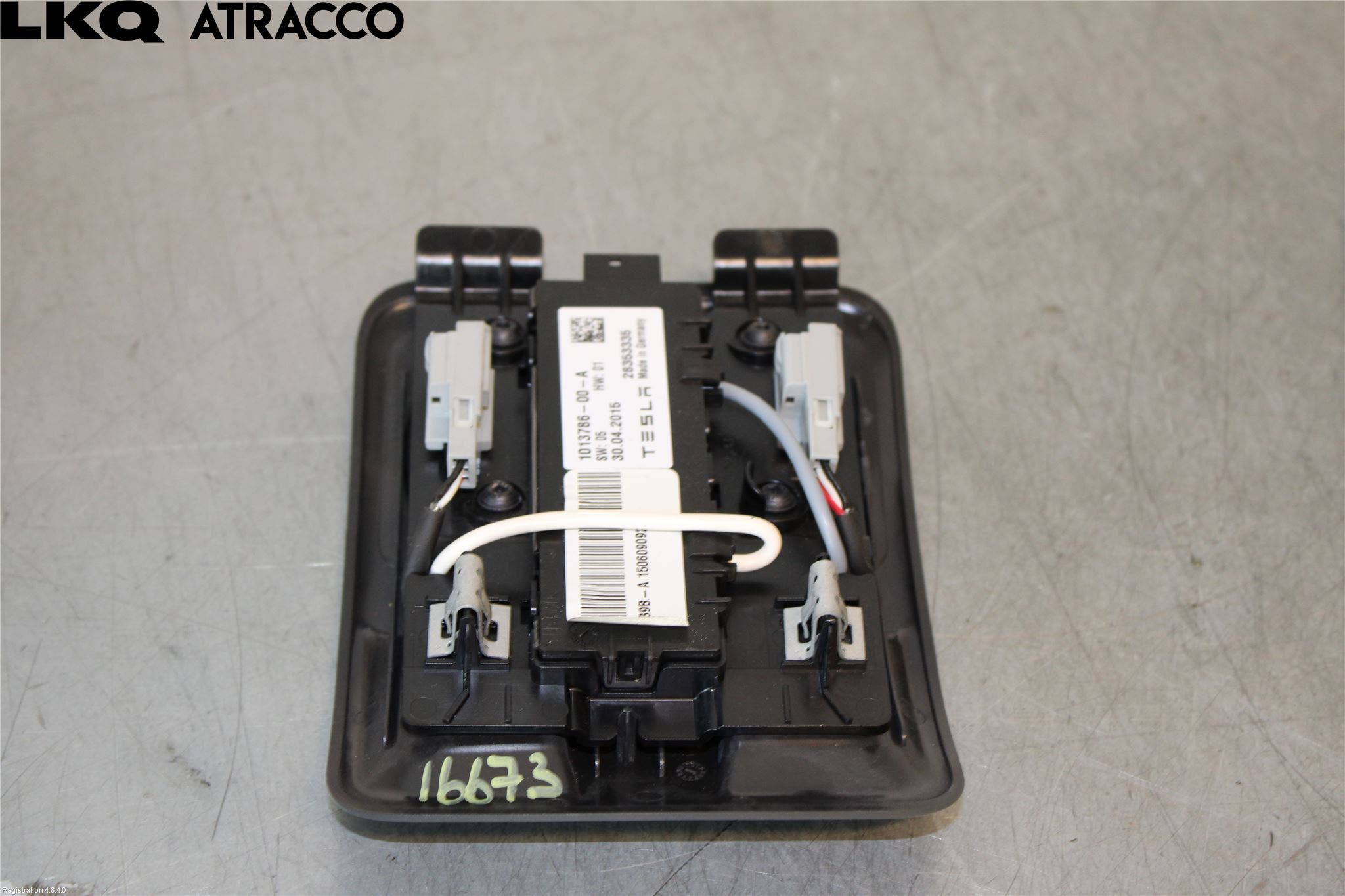 Tesla MODEL S 13- Innr Hattehylle