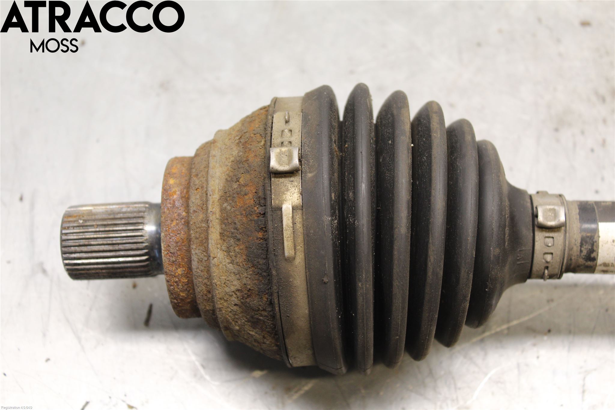 Volkswagen VW TOURAN 10-15 Drivaksel Foran Kompl Venstre