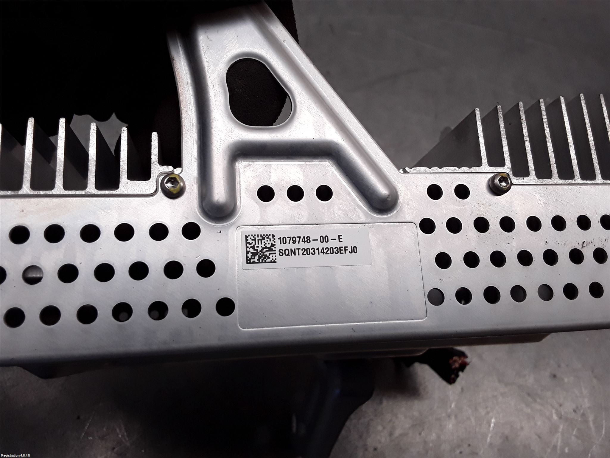 Tesla MODEL 3 17- Stereo Forsterker