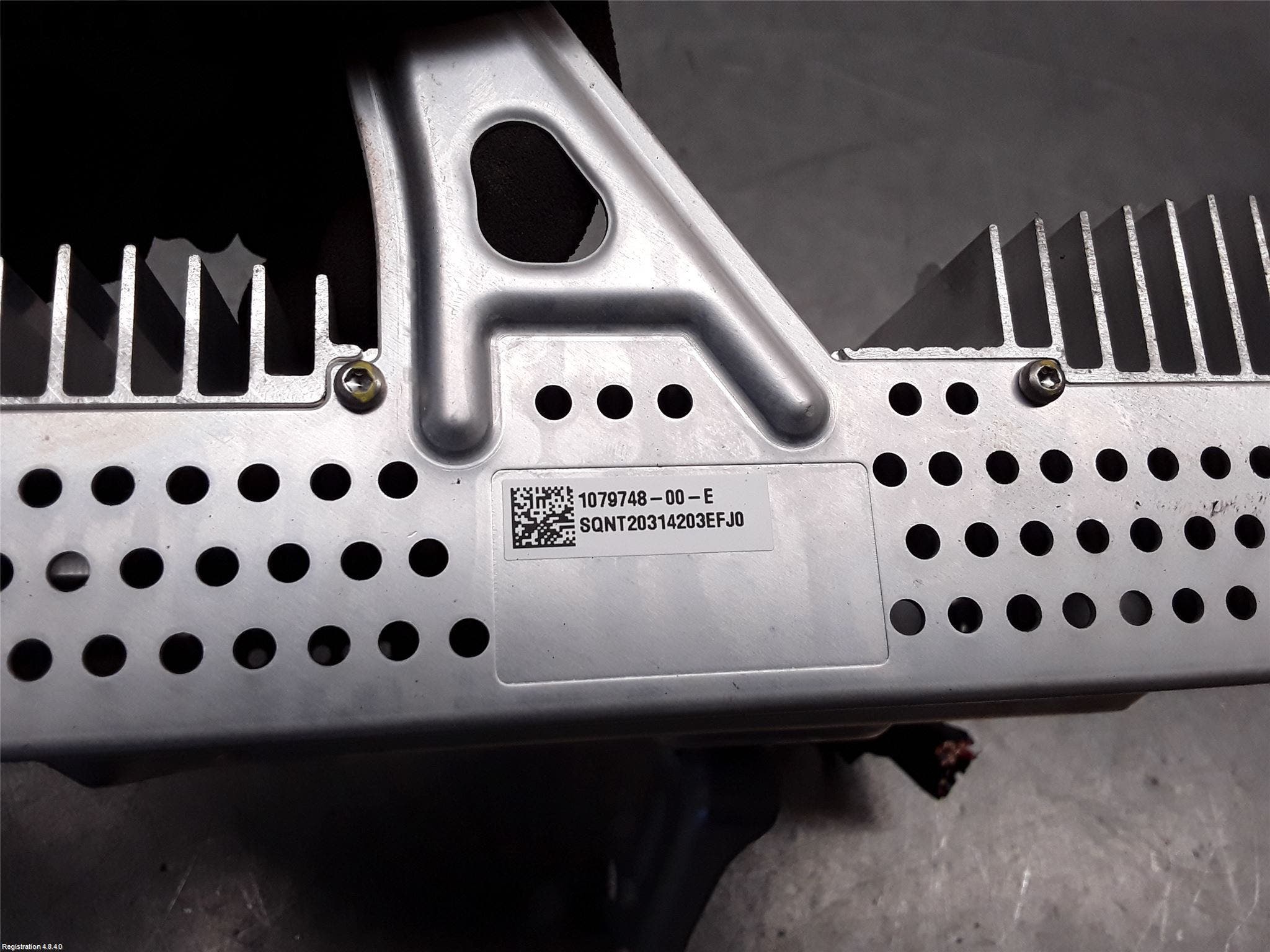 Tesla MODEL 3 17- Stereo Forsterker