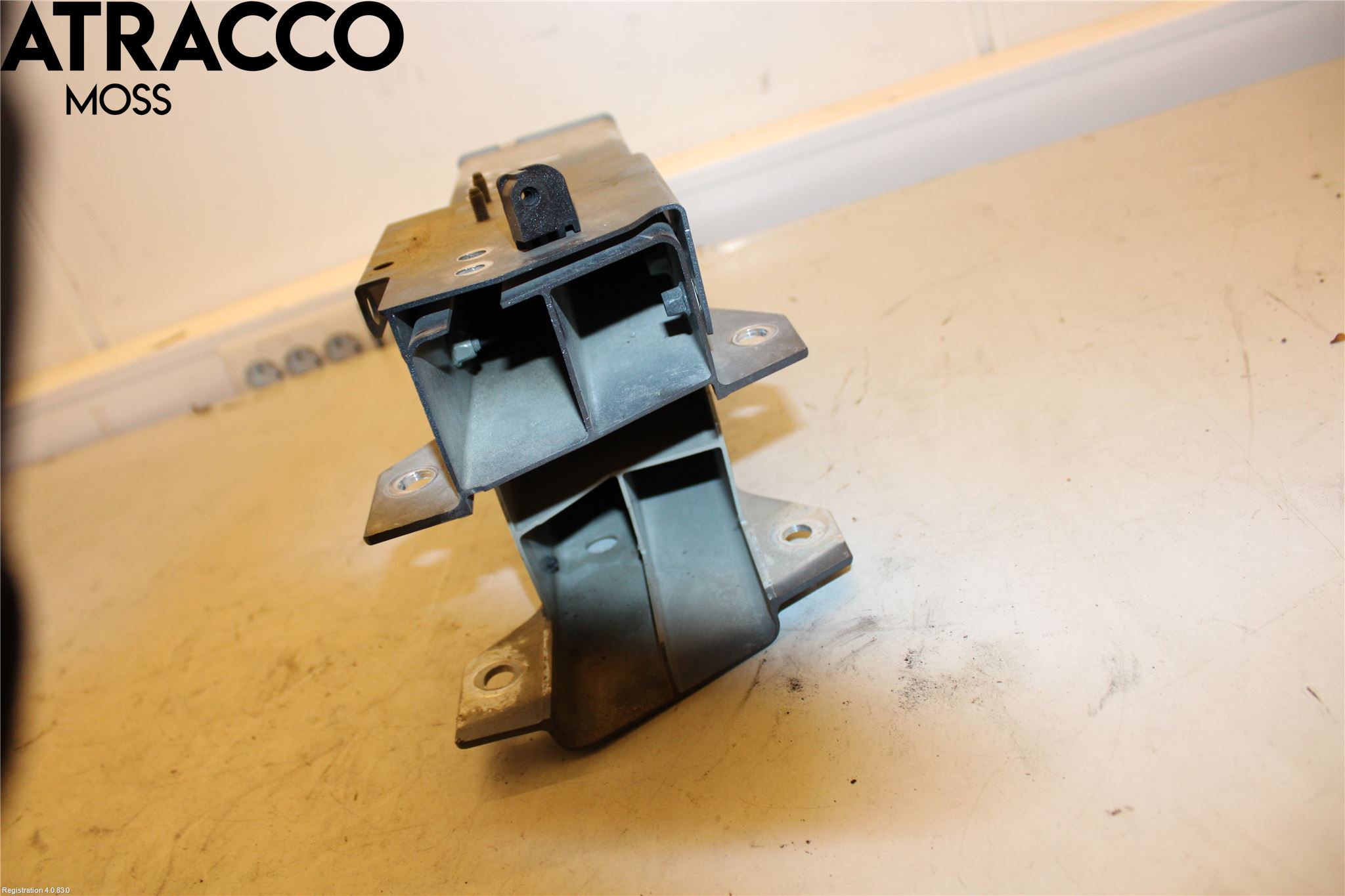 Volvo V90 CROSS COUNTRY 17->> Støtfanger Foran Feste