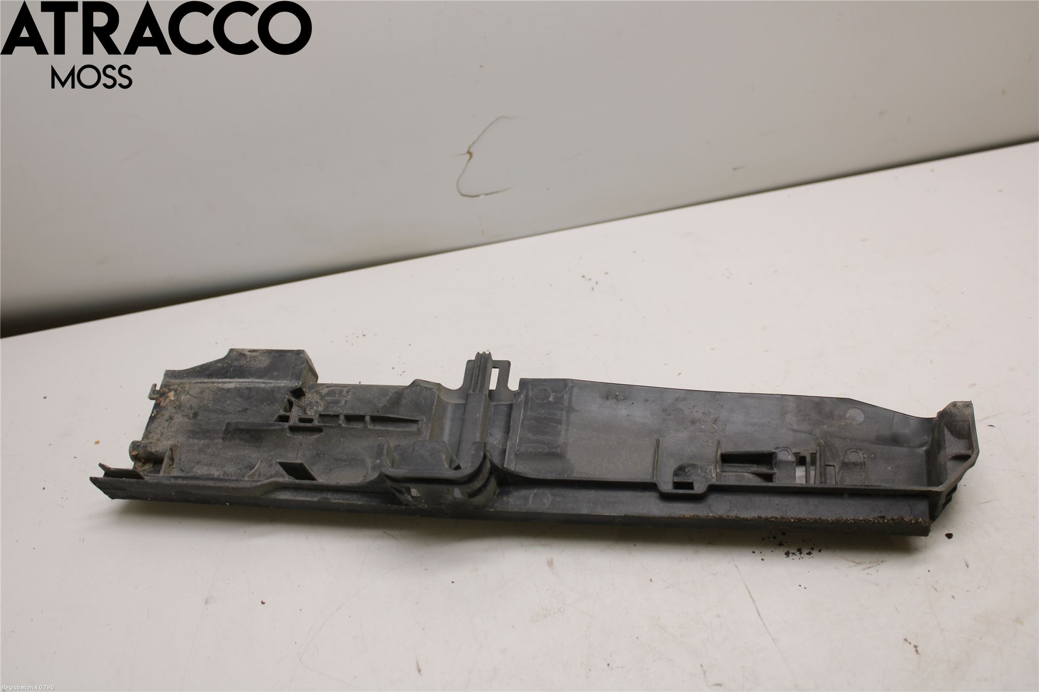 BMW 3 E90/91 SED/TOU 05-12 Radiator Feste - Ramme - Bjelk