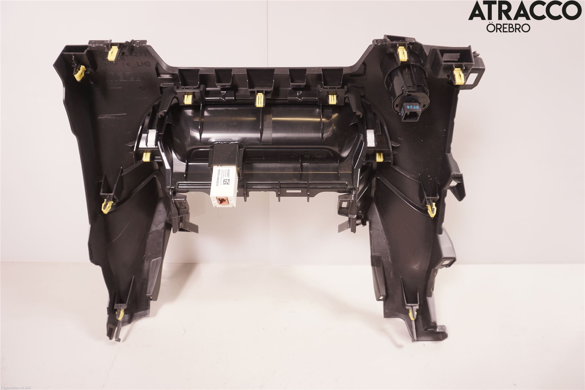 Mazda CX-30 20- Instrumentkonsoll Midt