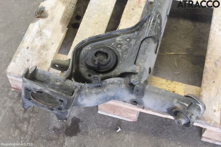Nissan JUKE 14-19 Bakaksel Feste Travers-Ramme