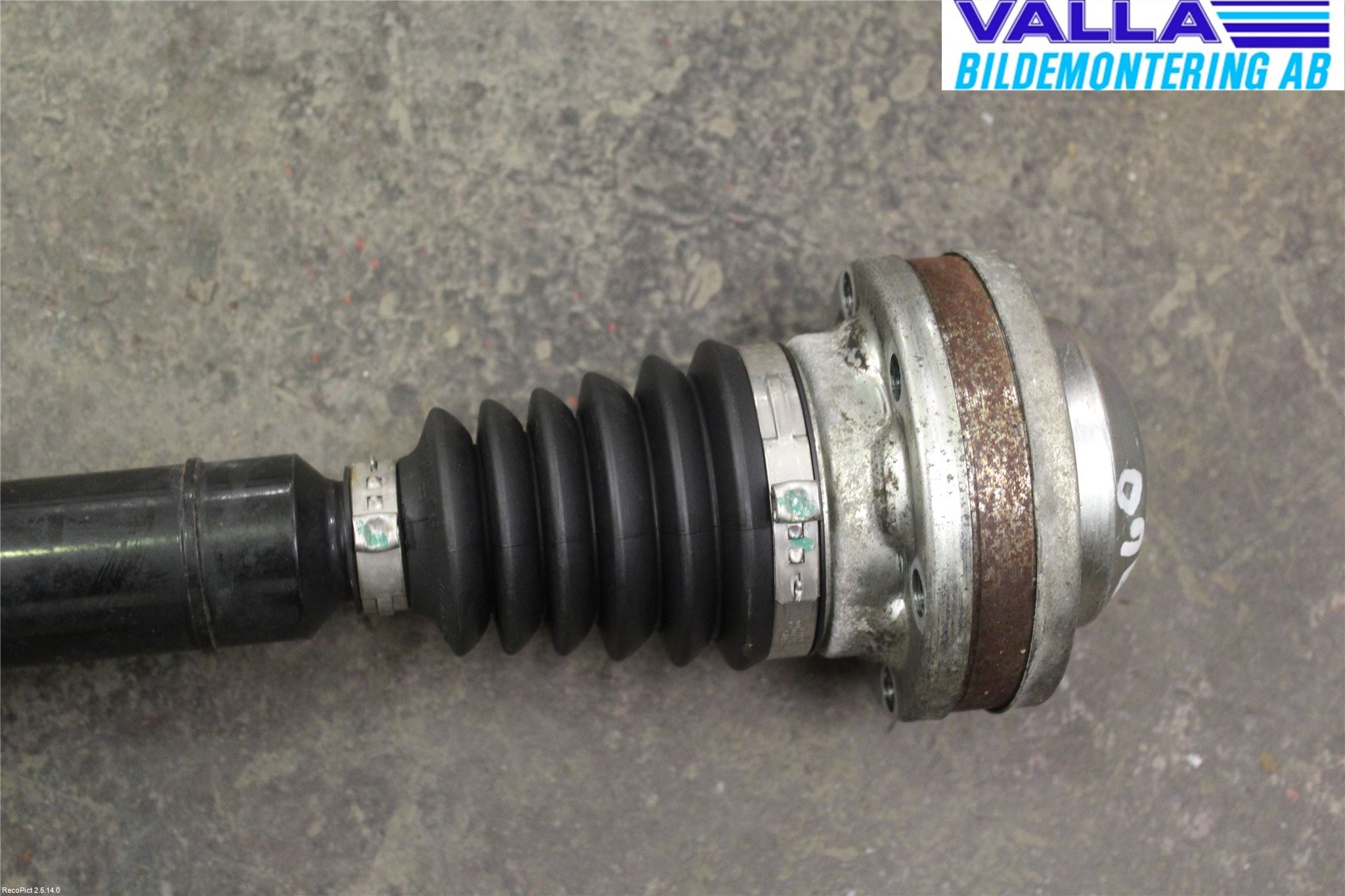 Volkswagen VW PASSAT 11-14 Drivaksel Foran Kompl Høyre