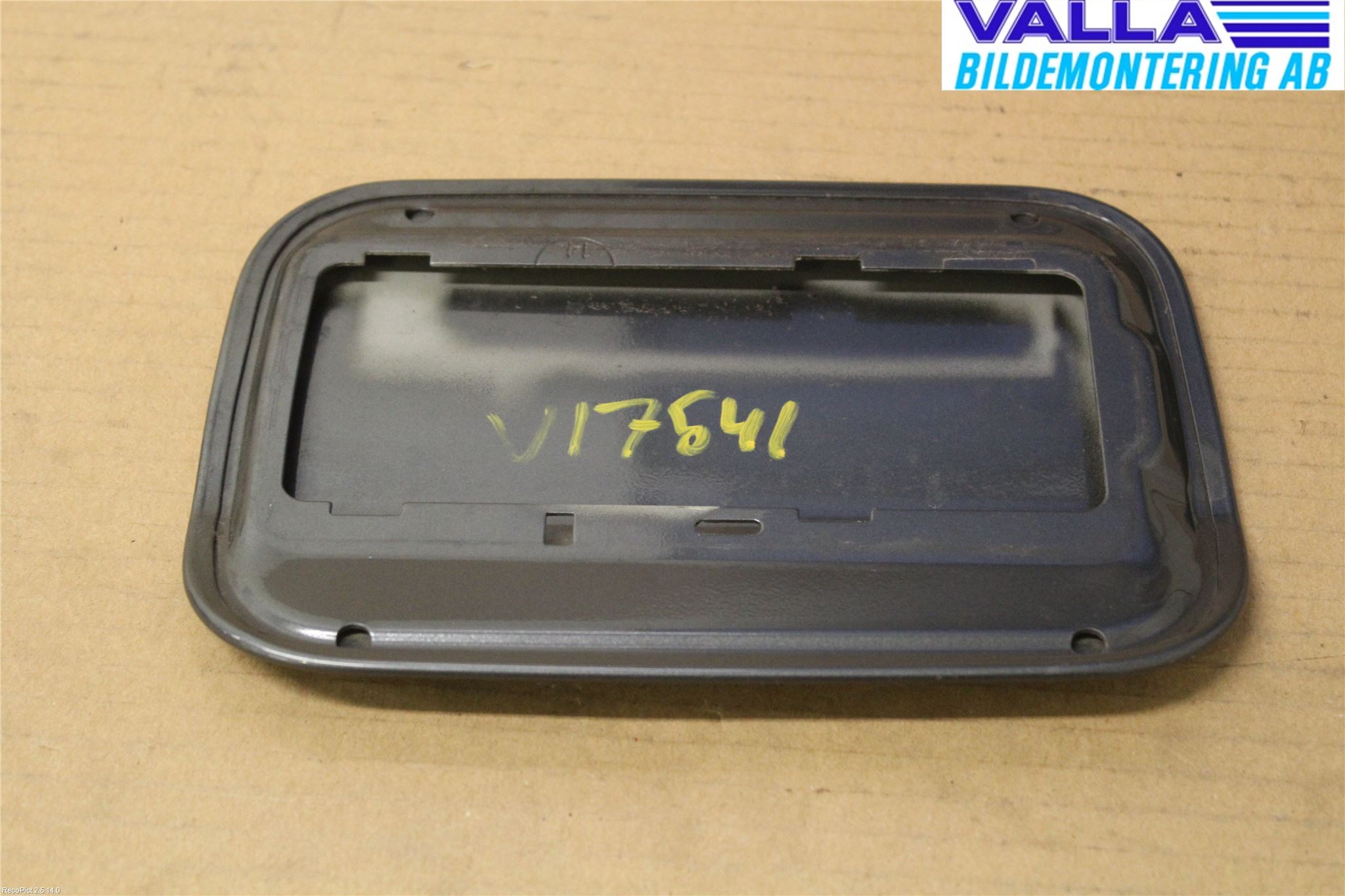 BMW 5 E60/61 Sed/Tou 02-10 Drivstoff Tankluke