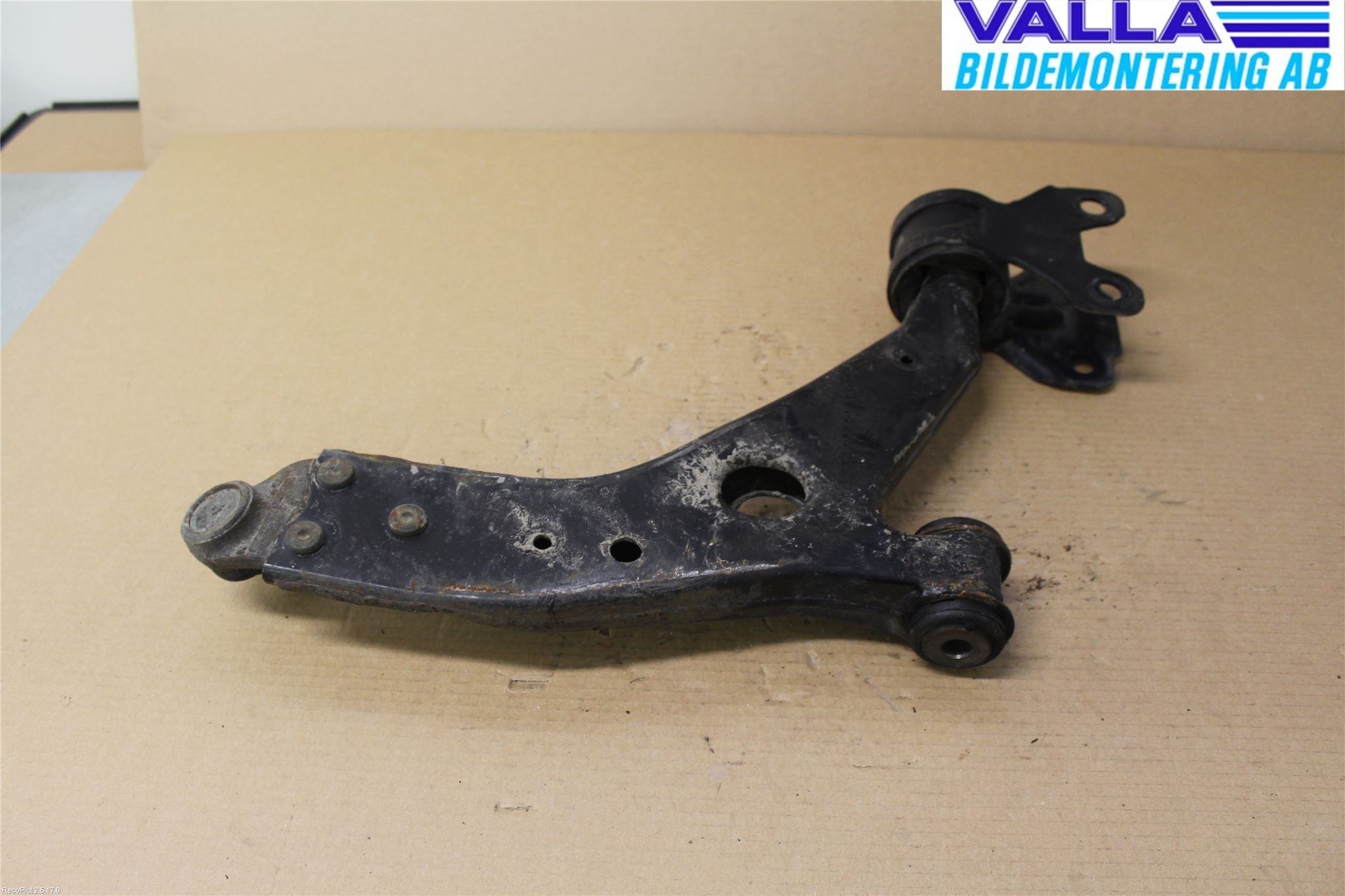Ford TRANSIT/TOURNEO CONNECT 13-22 Bærearm Foran Venstre Nedre