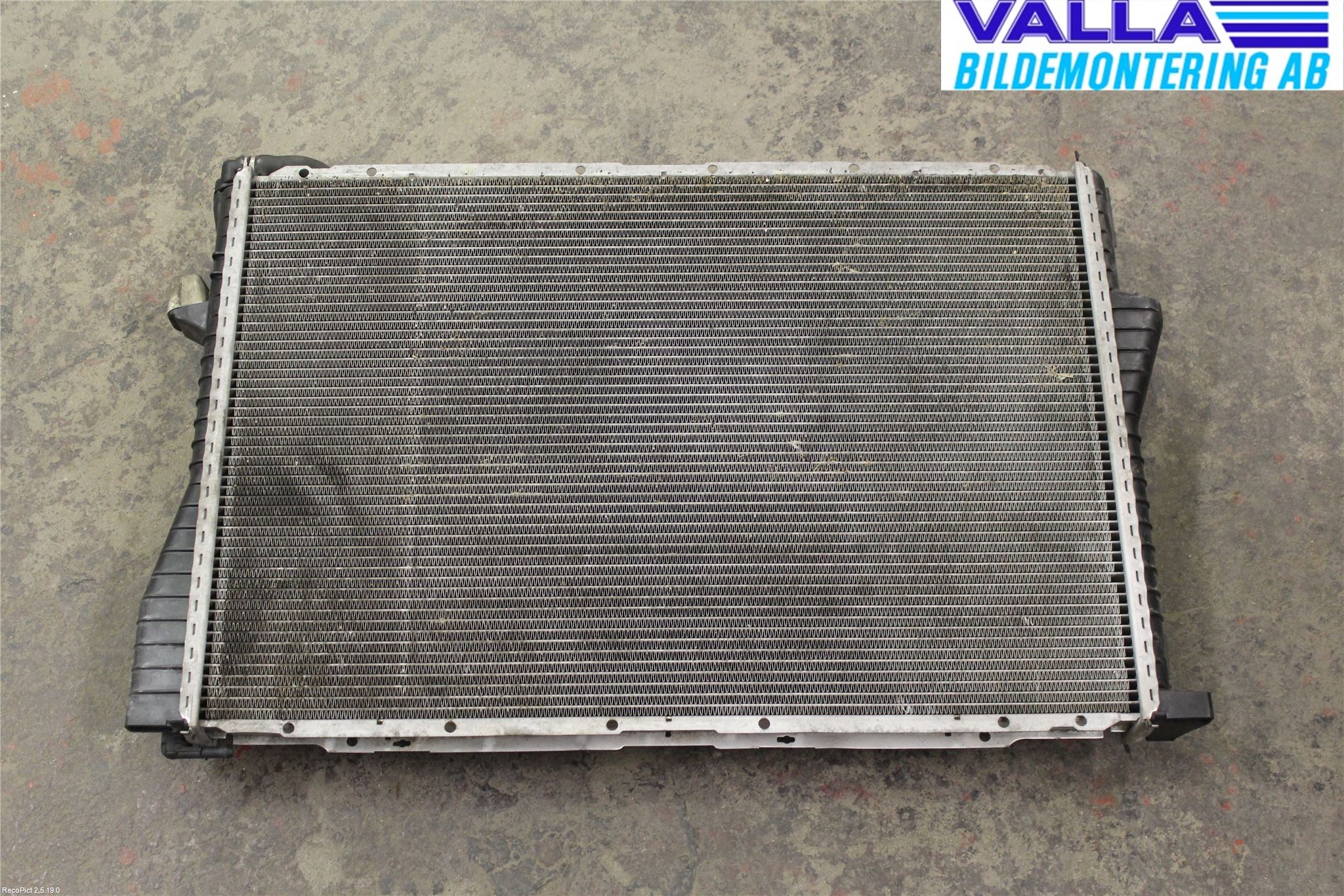 BMW 7 E38      93-01 Radiator Automat