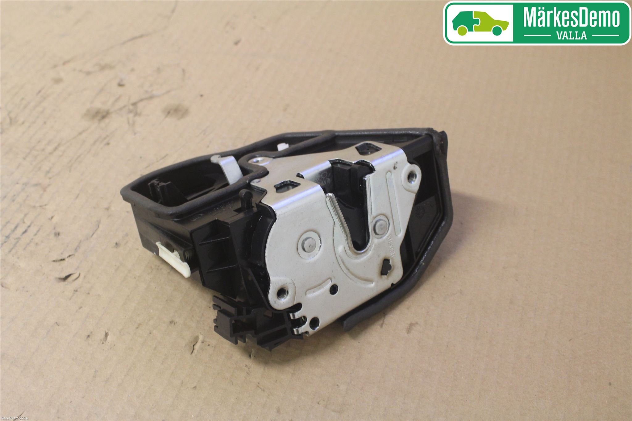 BMW 3 F30/F31/F80 12-19 Dørlås - Låsekasse
