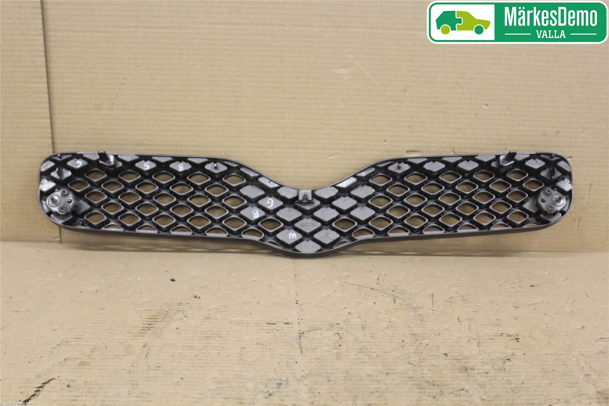 Toyota YARIS P1 03-05 Grilldel Midt