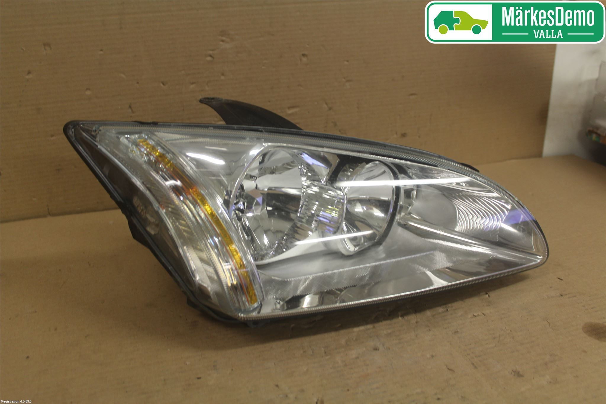 Ford FOCUS     04-07 Frontlykt Venstre