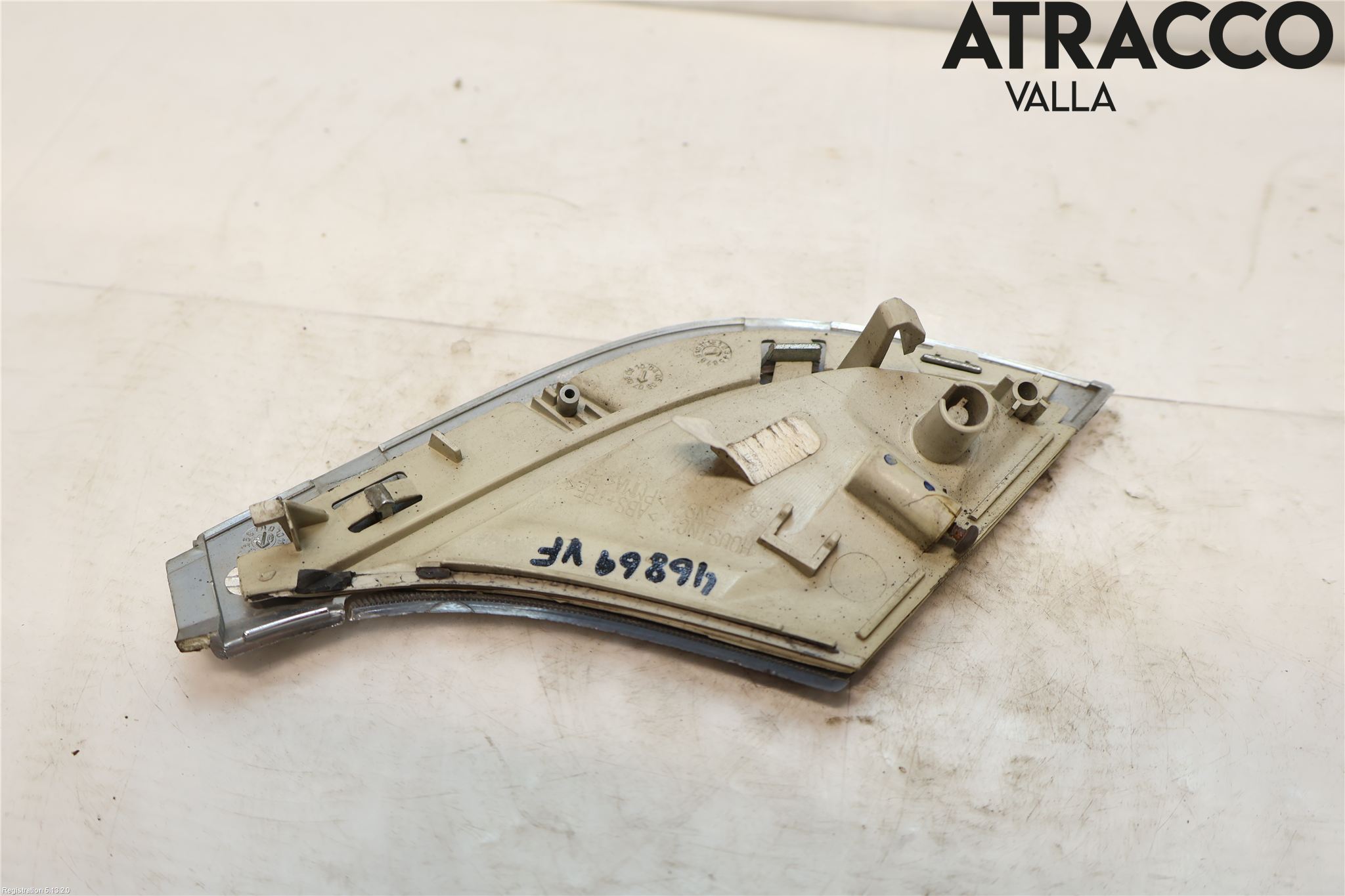 Saab 9-5     06-10 Frontlykt Ramme V Lyktering