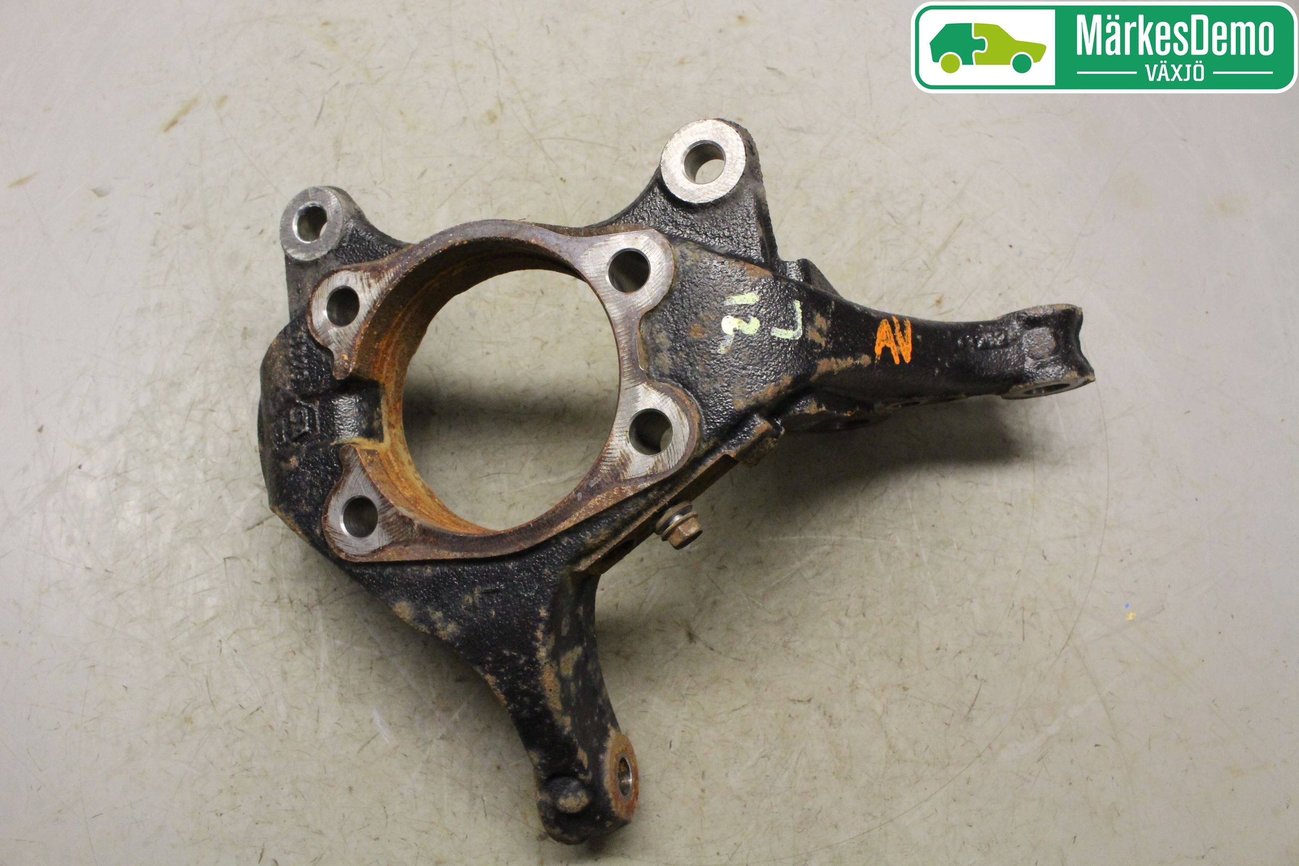 Toyota AURIS 13-19 Spindel Vf