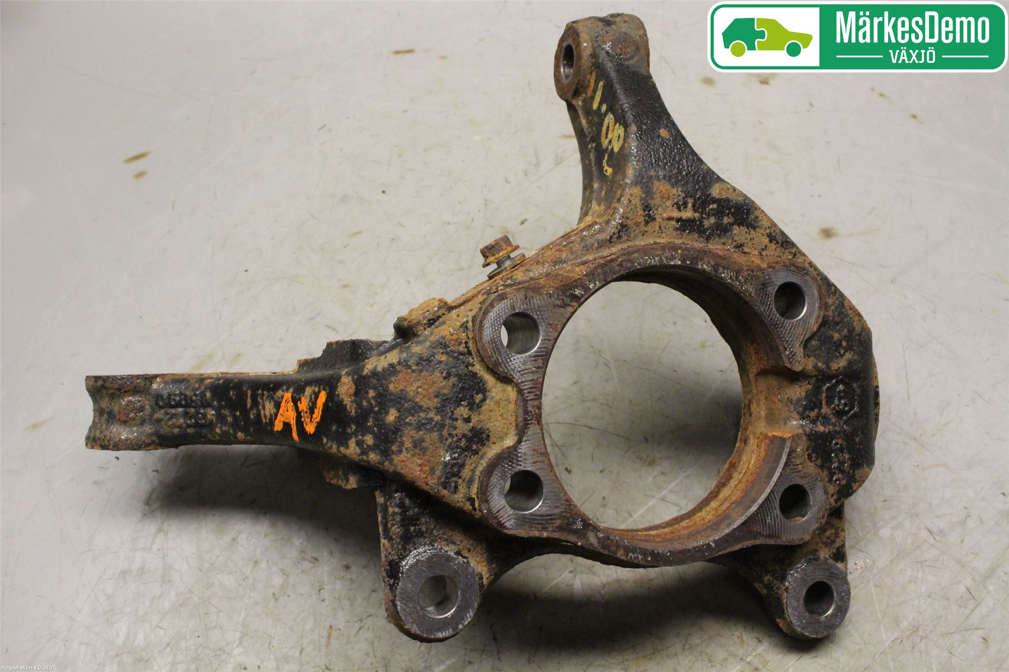 Toyota AURIS 13-19 Spindel Vf
