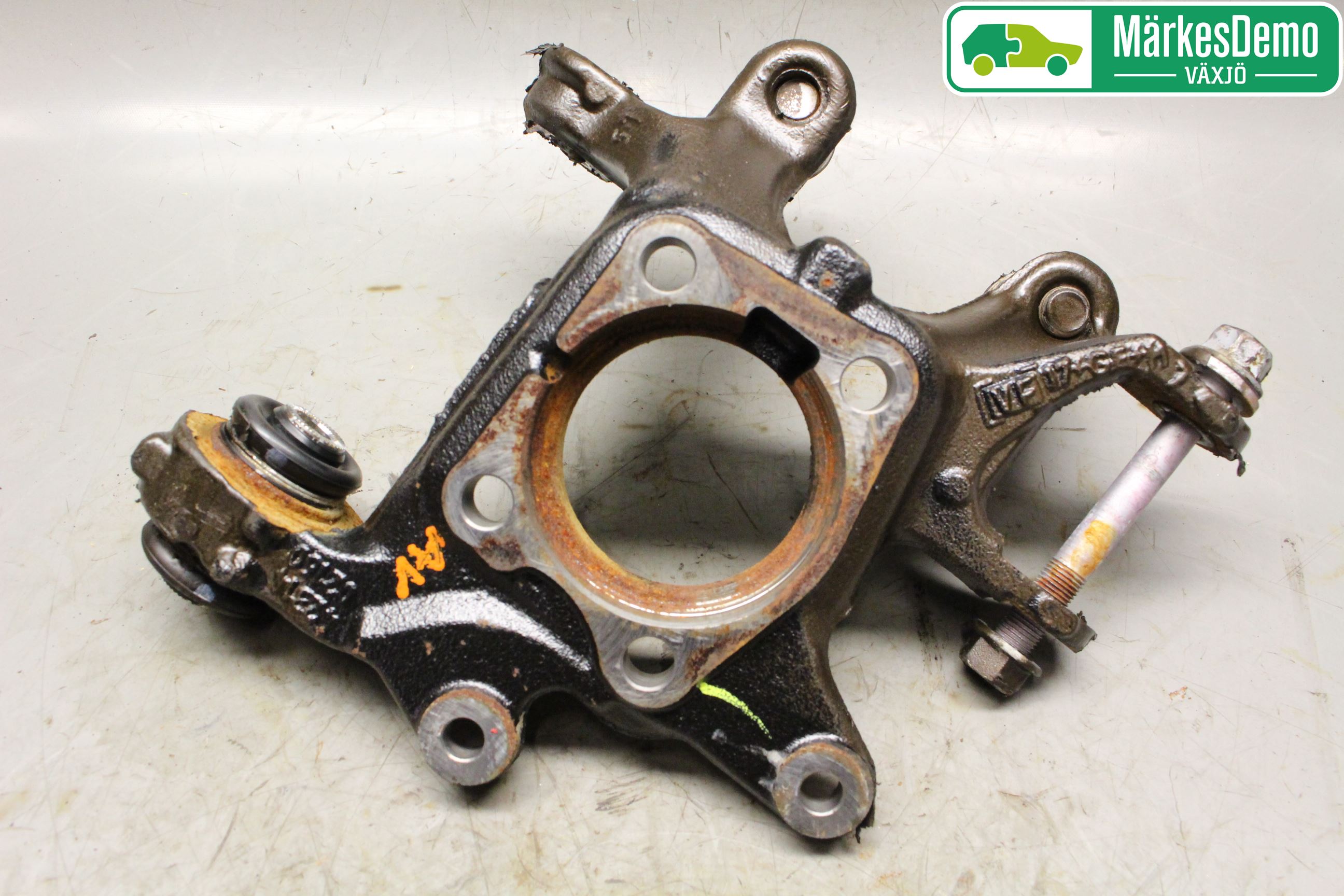 Toyota AURIS 13-19 Spindel Vb