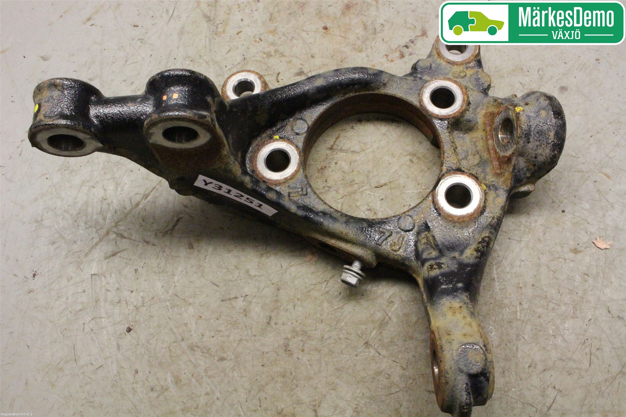 Toyota PRIUS (ZVW50) 16-21 Spindel Vf
