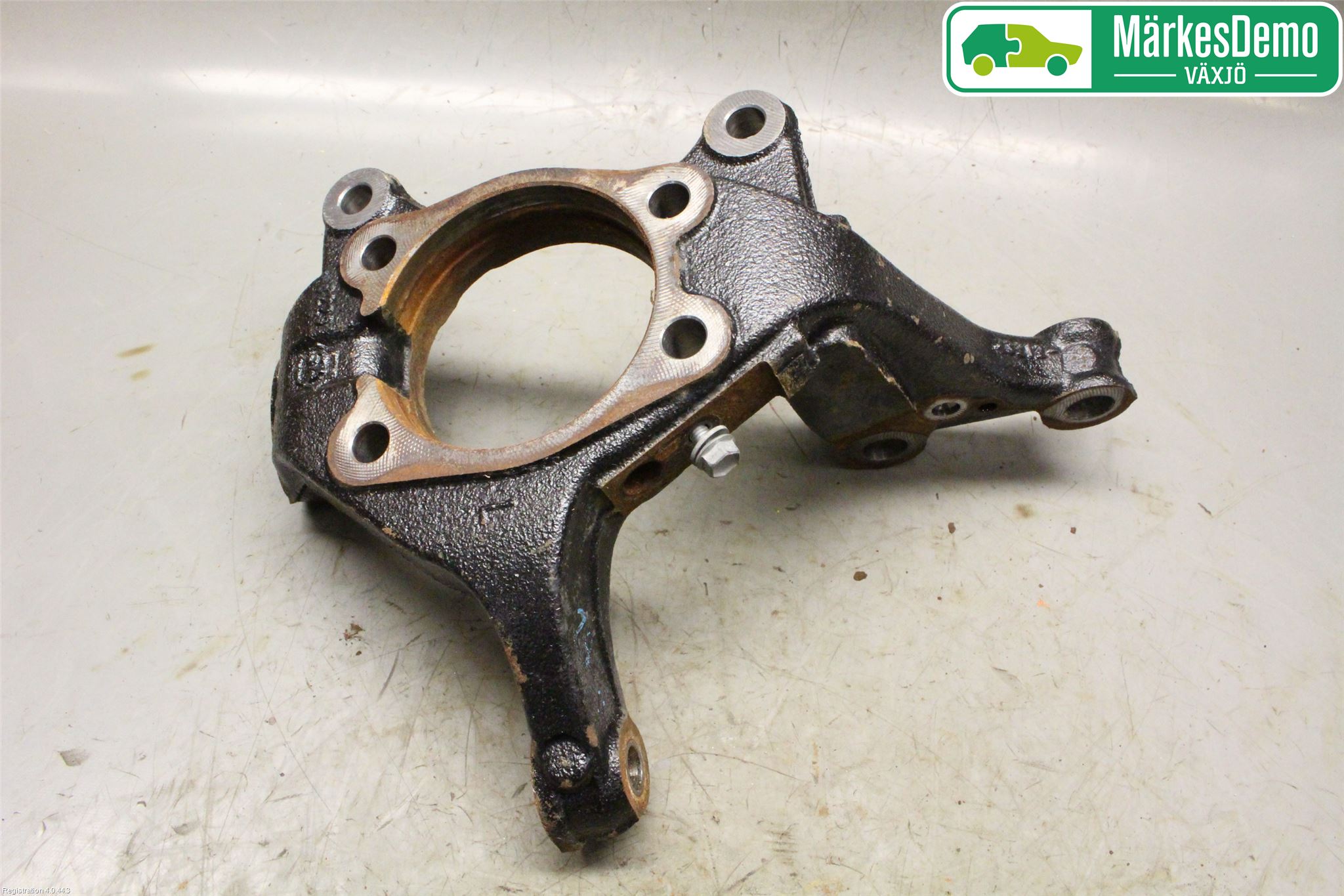 Toyota AURIS 13-19 Spindel Vf