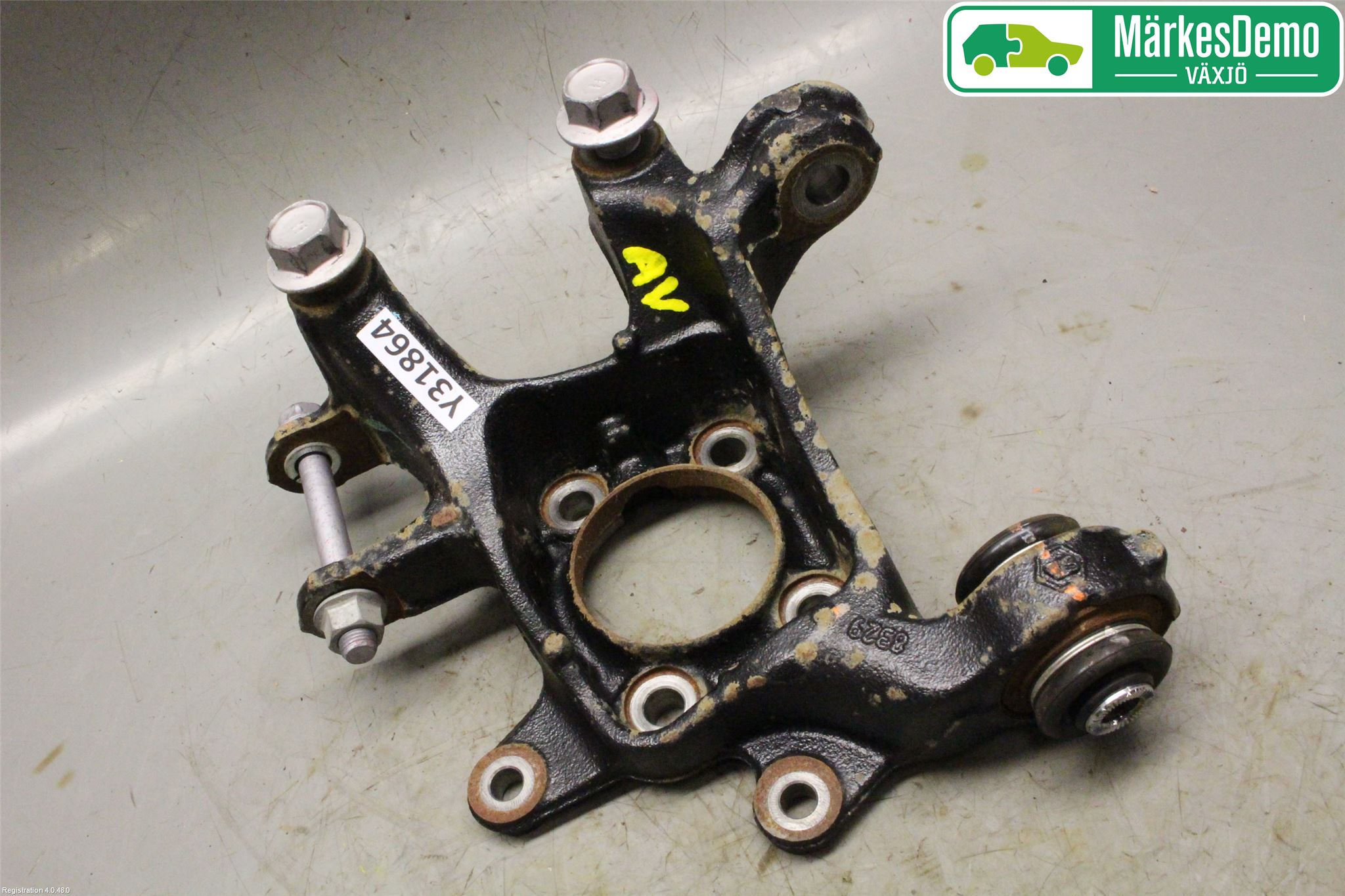 Toyota AURIS 13-19 Spindel Vb