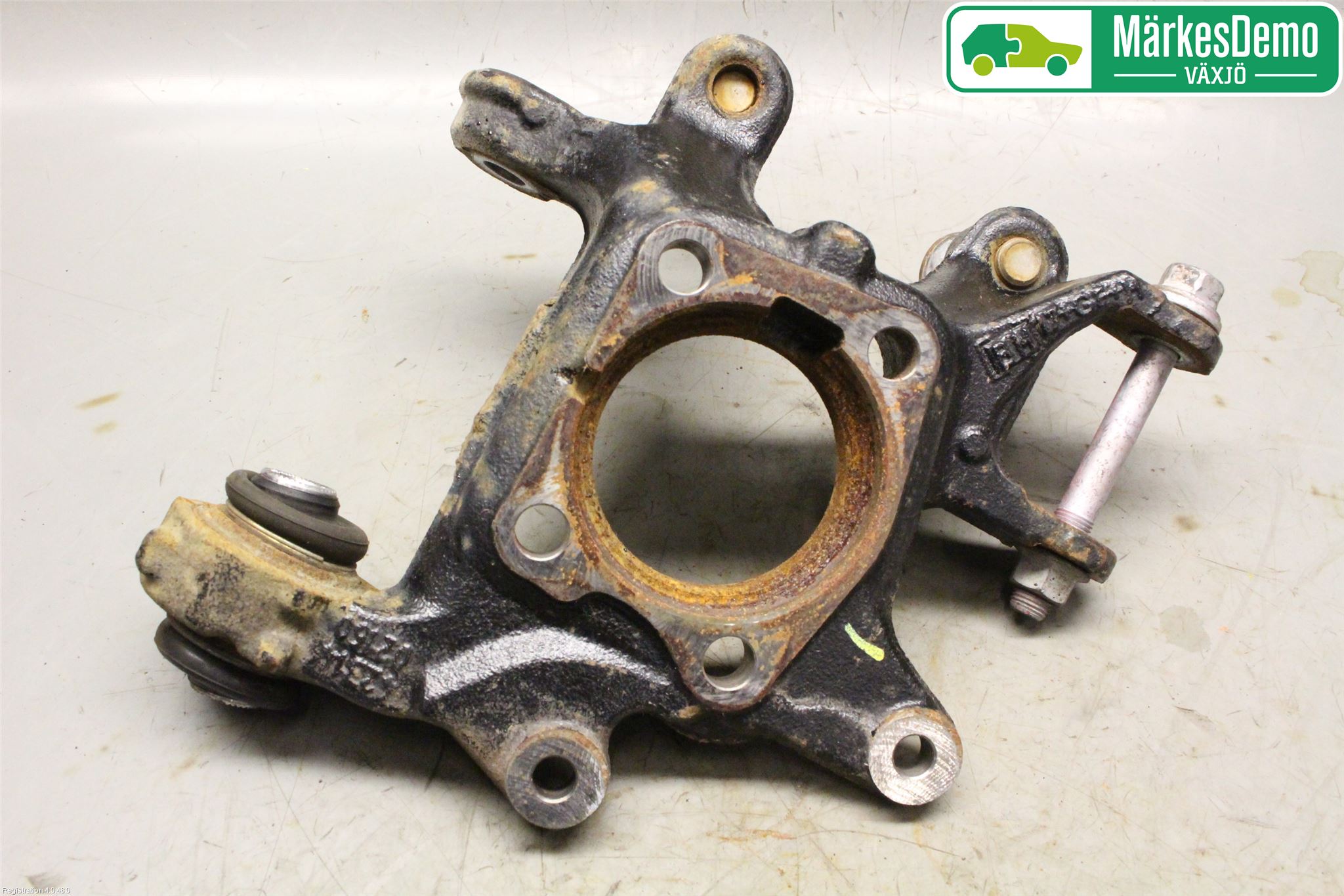 Toyota AURIS 13-19 Spindel Vb