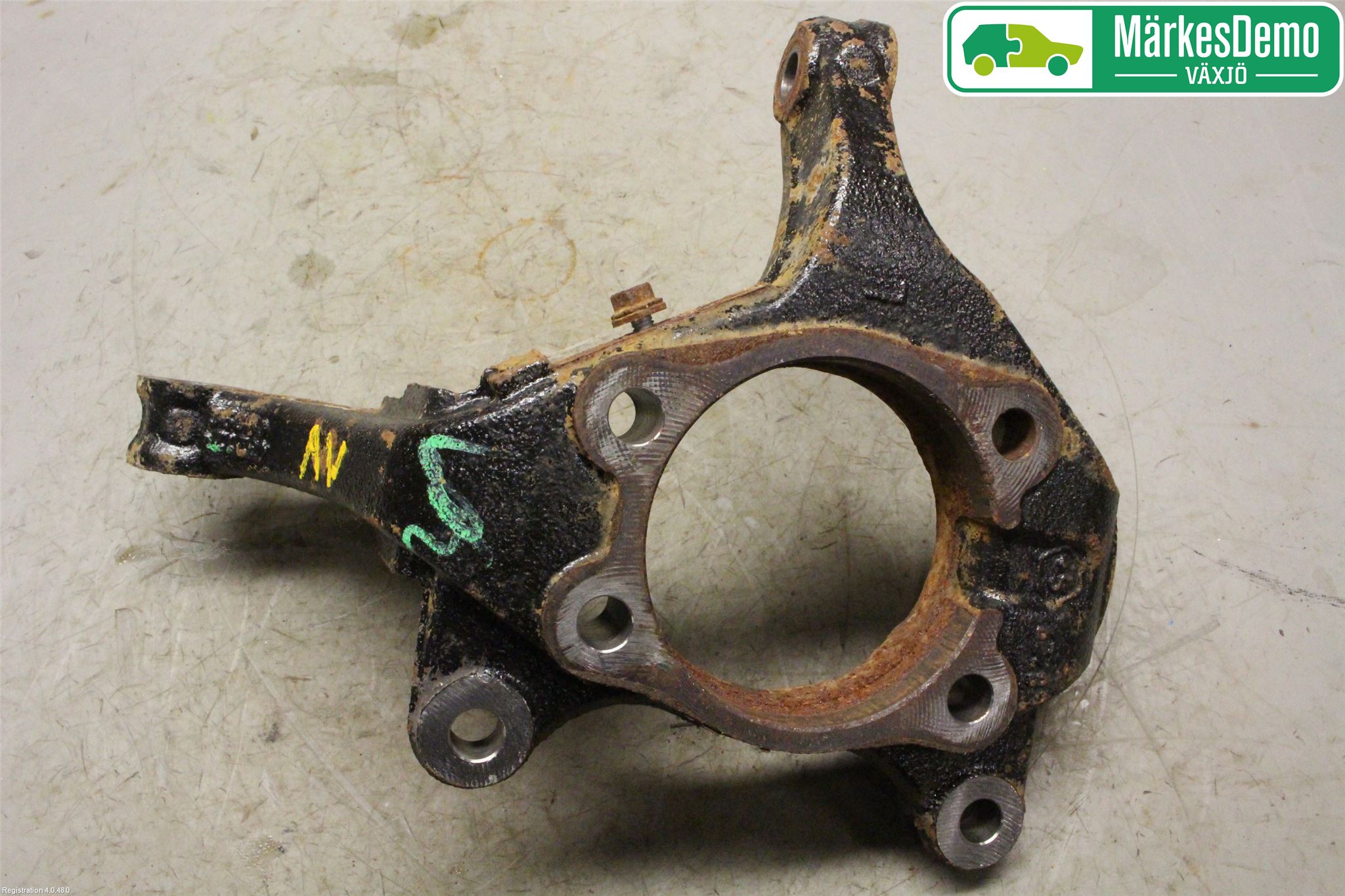 Toyota AURIS 13-19 Spindel Vf
