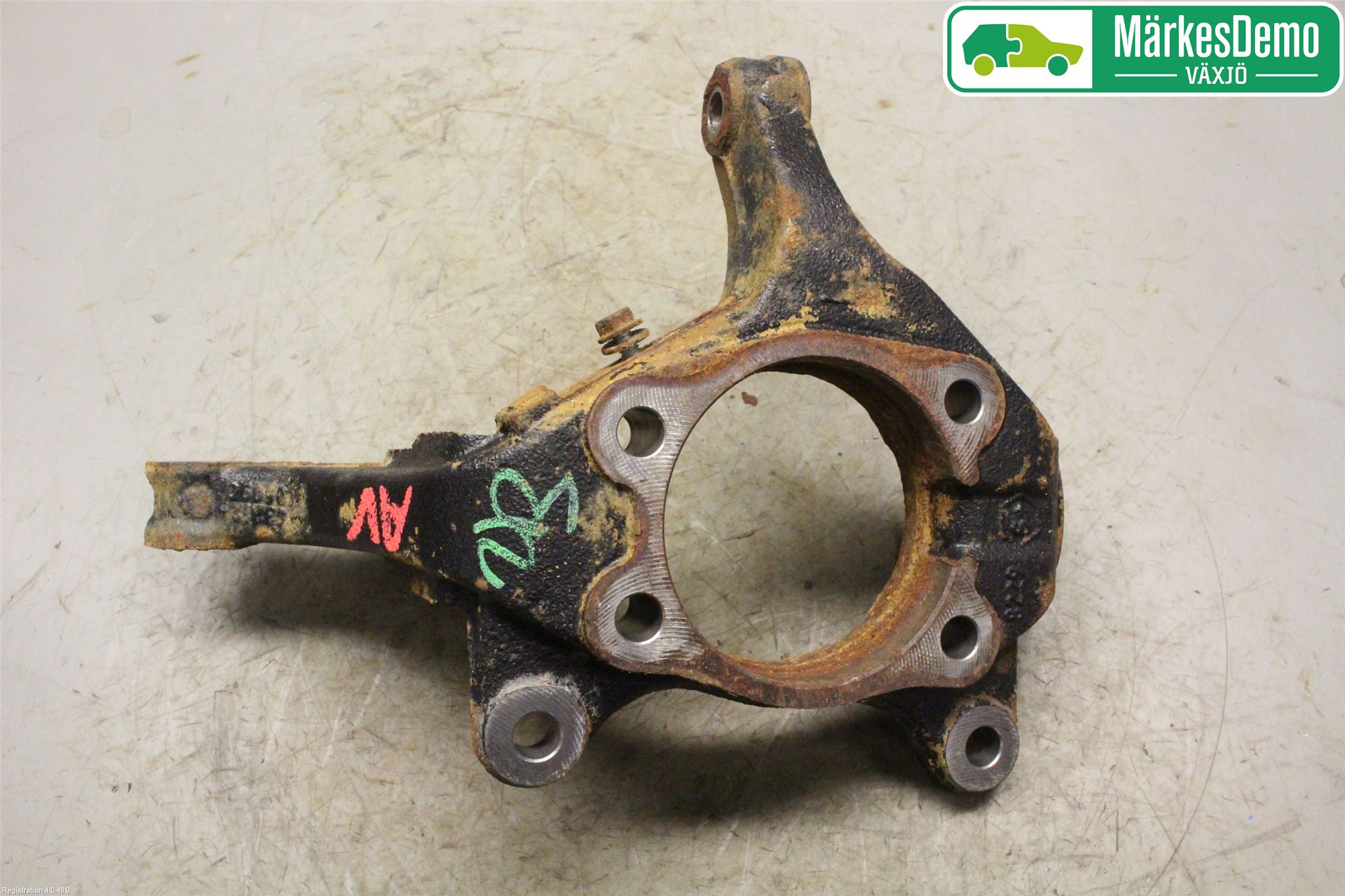 Toyota AURIS 13-19 Spindel Vf