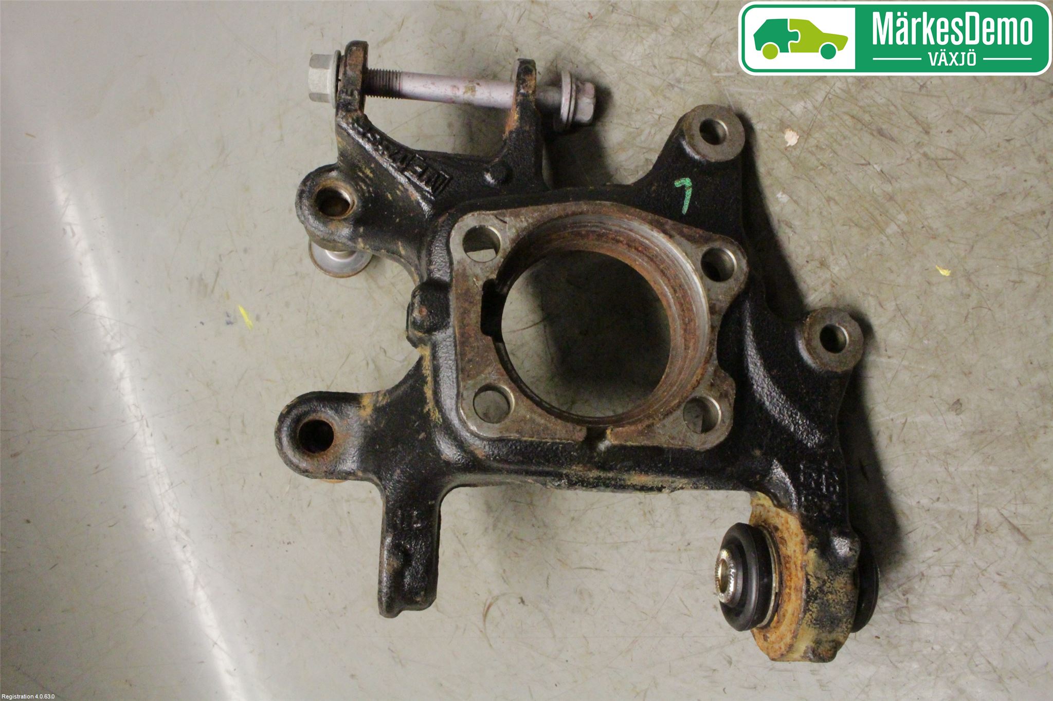 Toyota AURIS 13-19 Spindel Vb