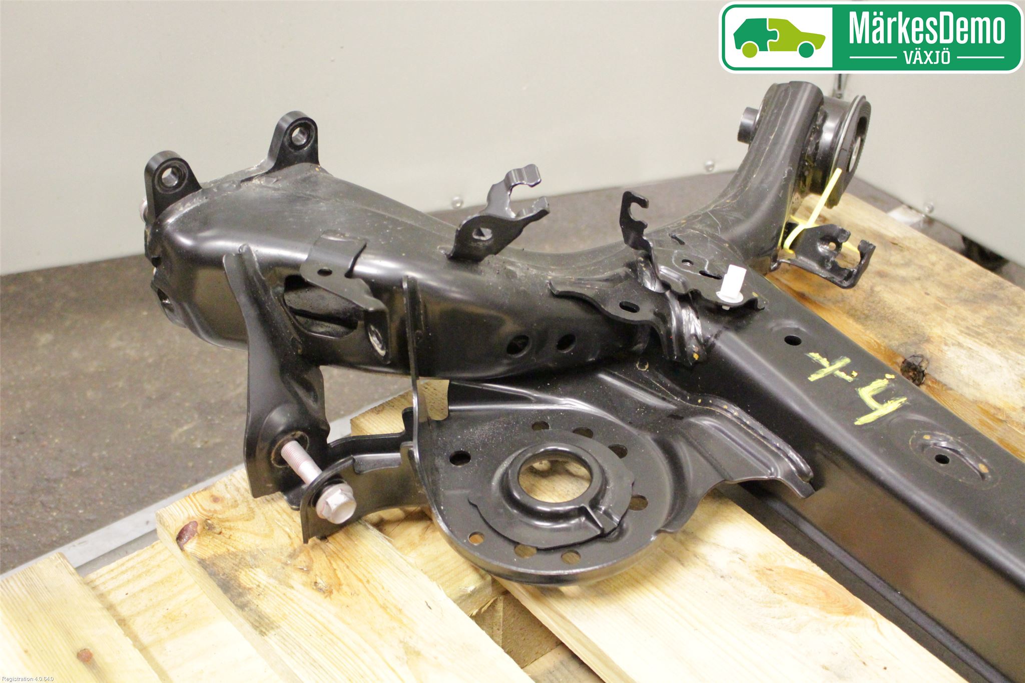 Suzuki SWIFT 17-24 Bakaksel Feste Travers-Ramme