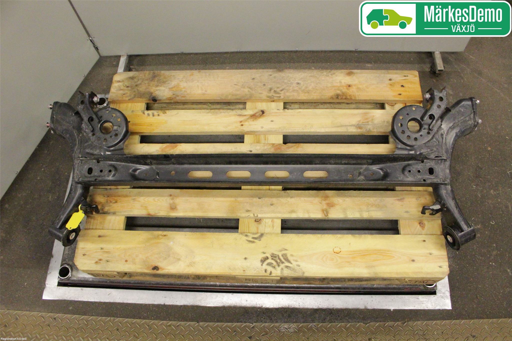 Suzuki SWIFT 17-24 Bakaksel Feste Travers-Ramme