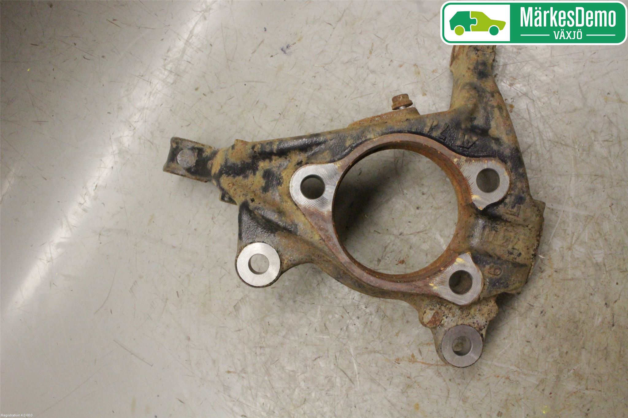 Toyota PRIUS (ZVW50) 16-21 Spindel Vf