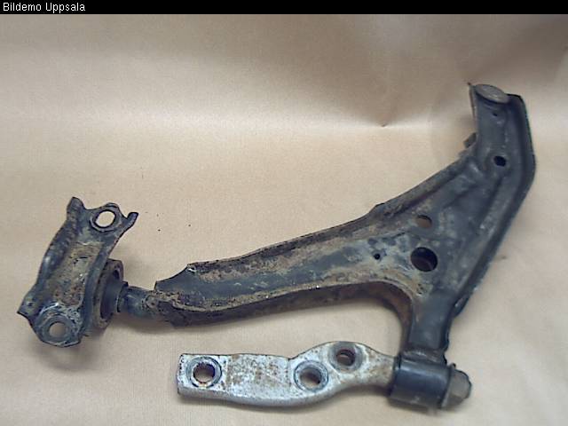 Nissan PRIMERA   00-01 Bærearm Foran Høyre Nedre