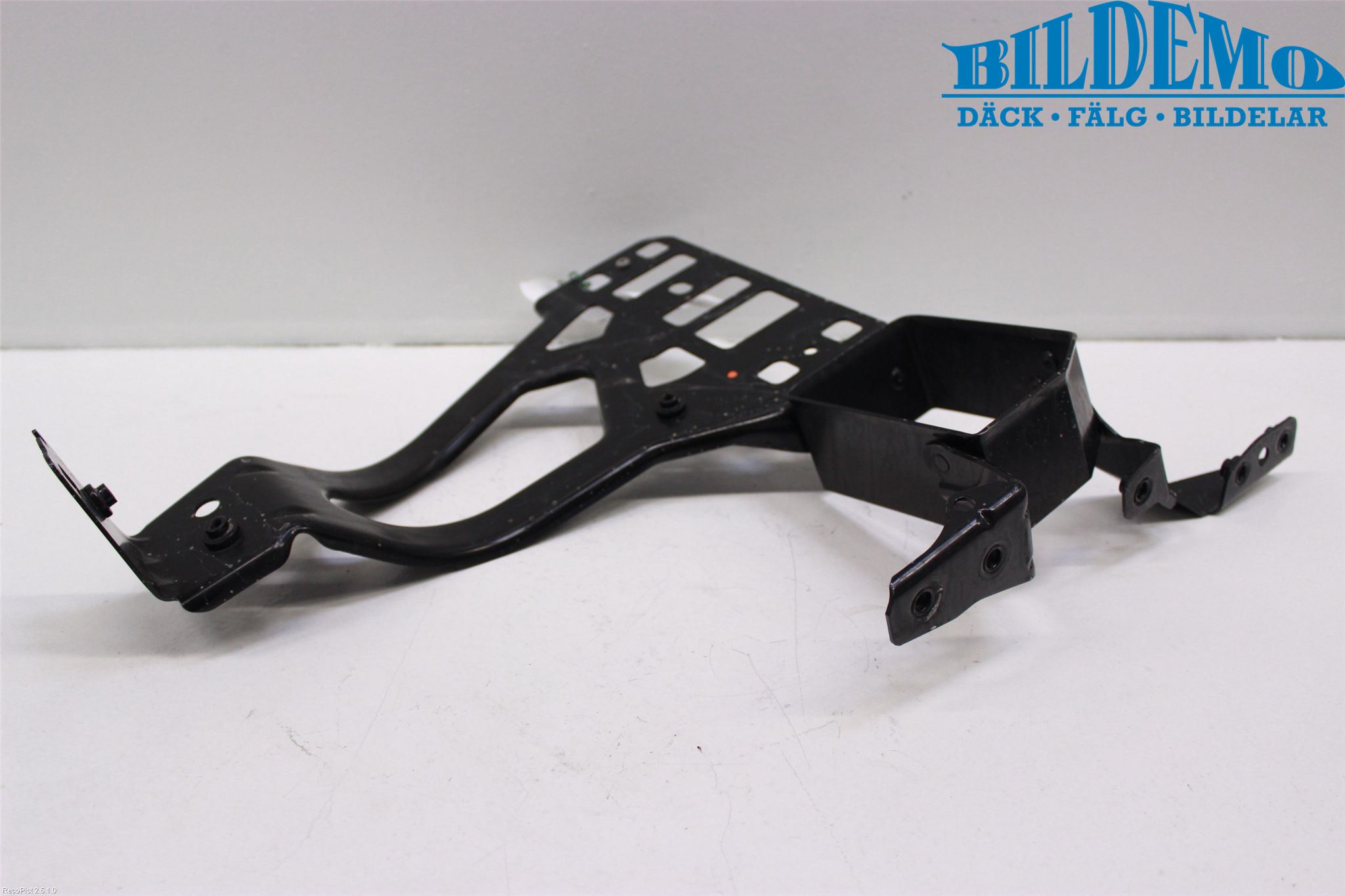 BMW 5 E60/61 Sed/Tou 02-10 Frontlykt Holder-Feste