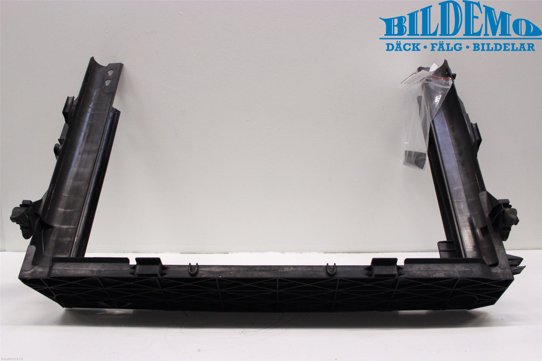 BMW 5 E60/61 Sed/Tou 02-10 Radiator Feste - Ramme - Bjelk