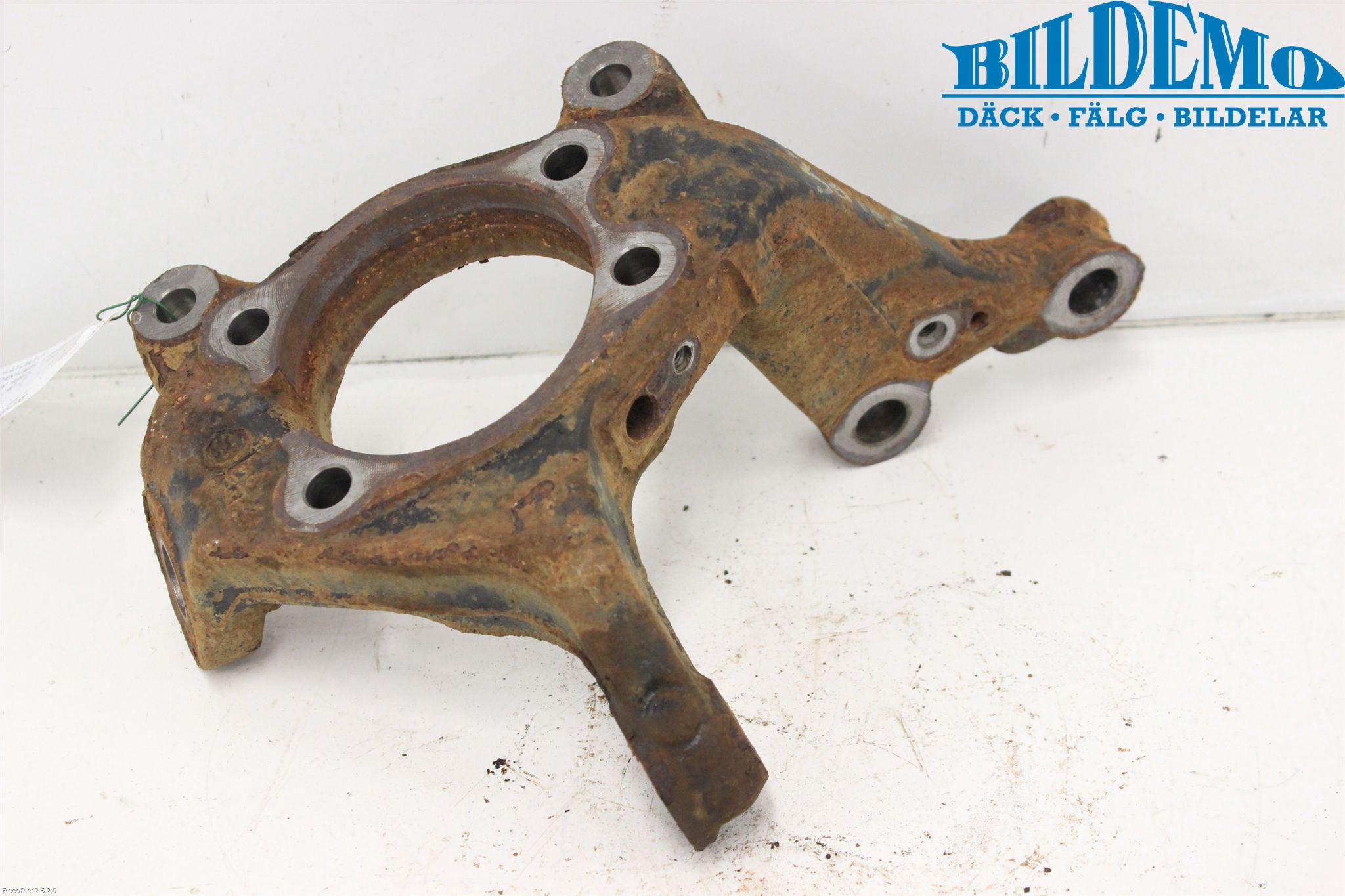 Toyota AURIS 10-12 Spindel Vf