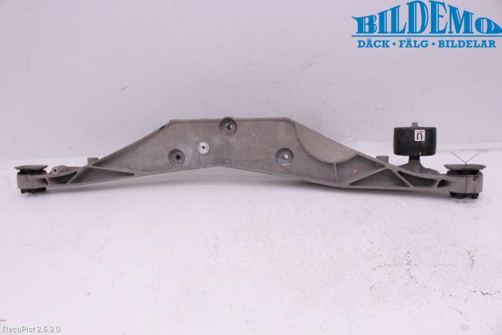 BMW X1 F48 15-22 Bakaksel Feste Travers-Ramme