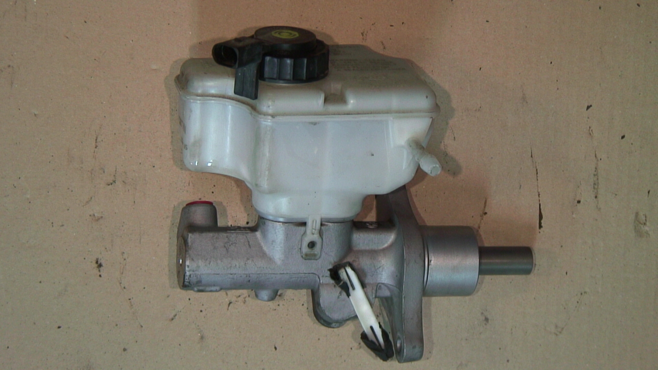 Volkswagen VW CADDY      04-10 Brems Hovedsylinder