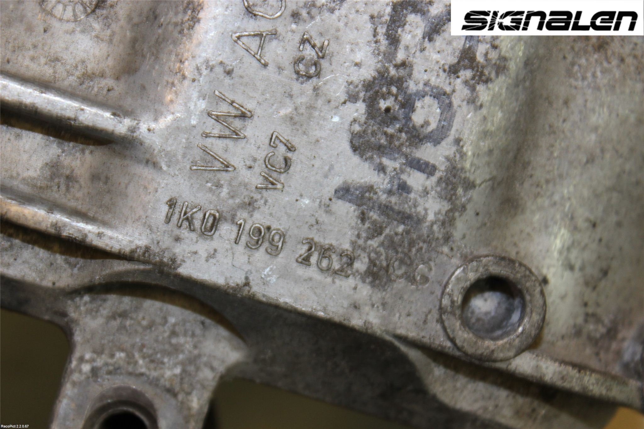 Volkswagen VW TOURAN 10-15 Motor Feste Gummi