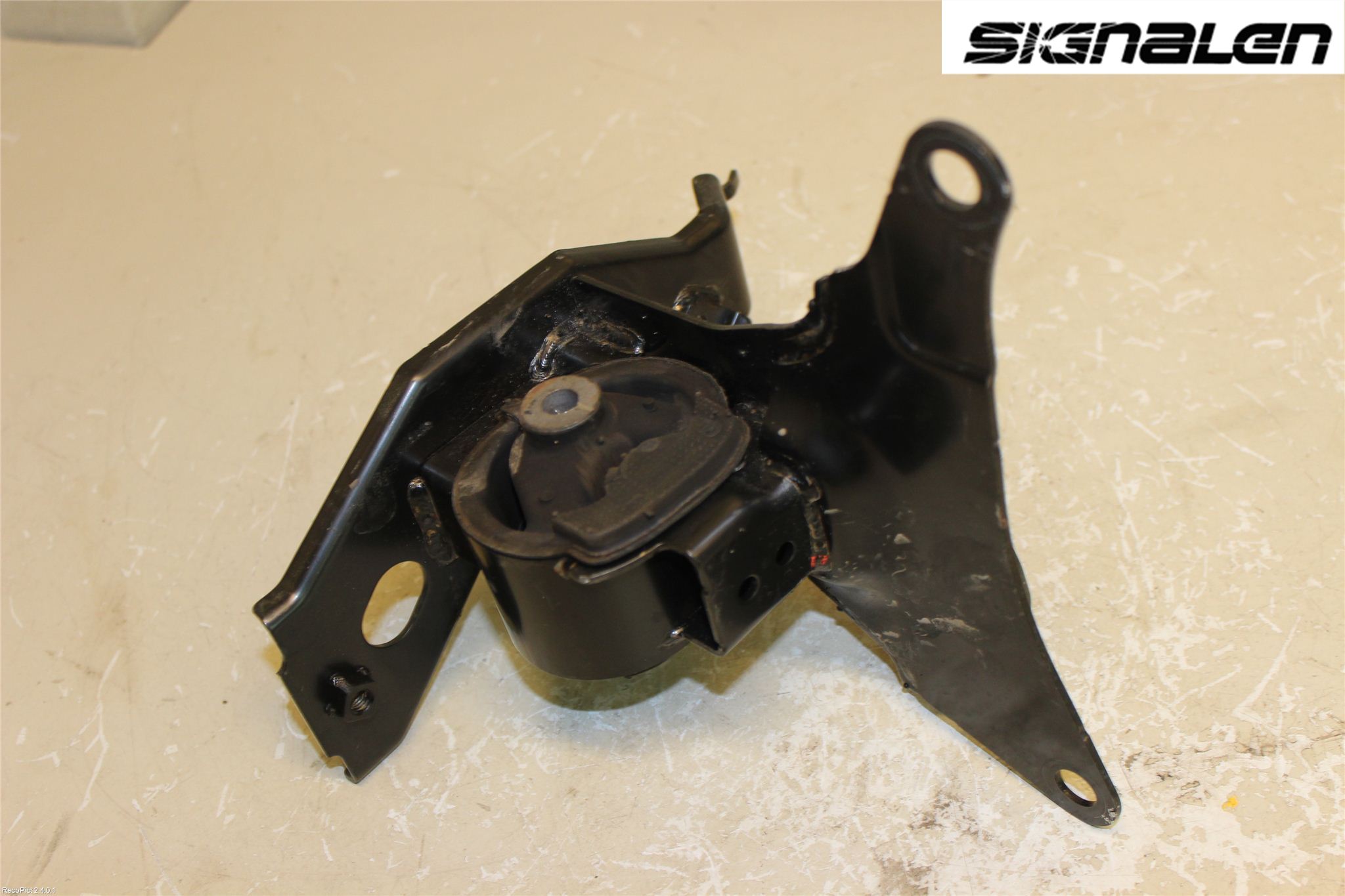 Toyota YARIS XP130 12-14 Motor Feste Gummi