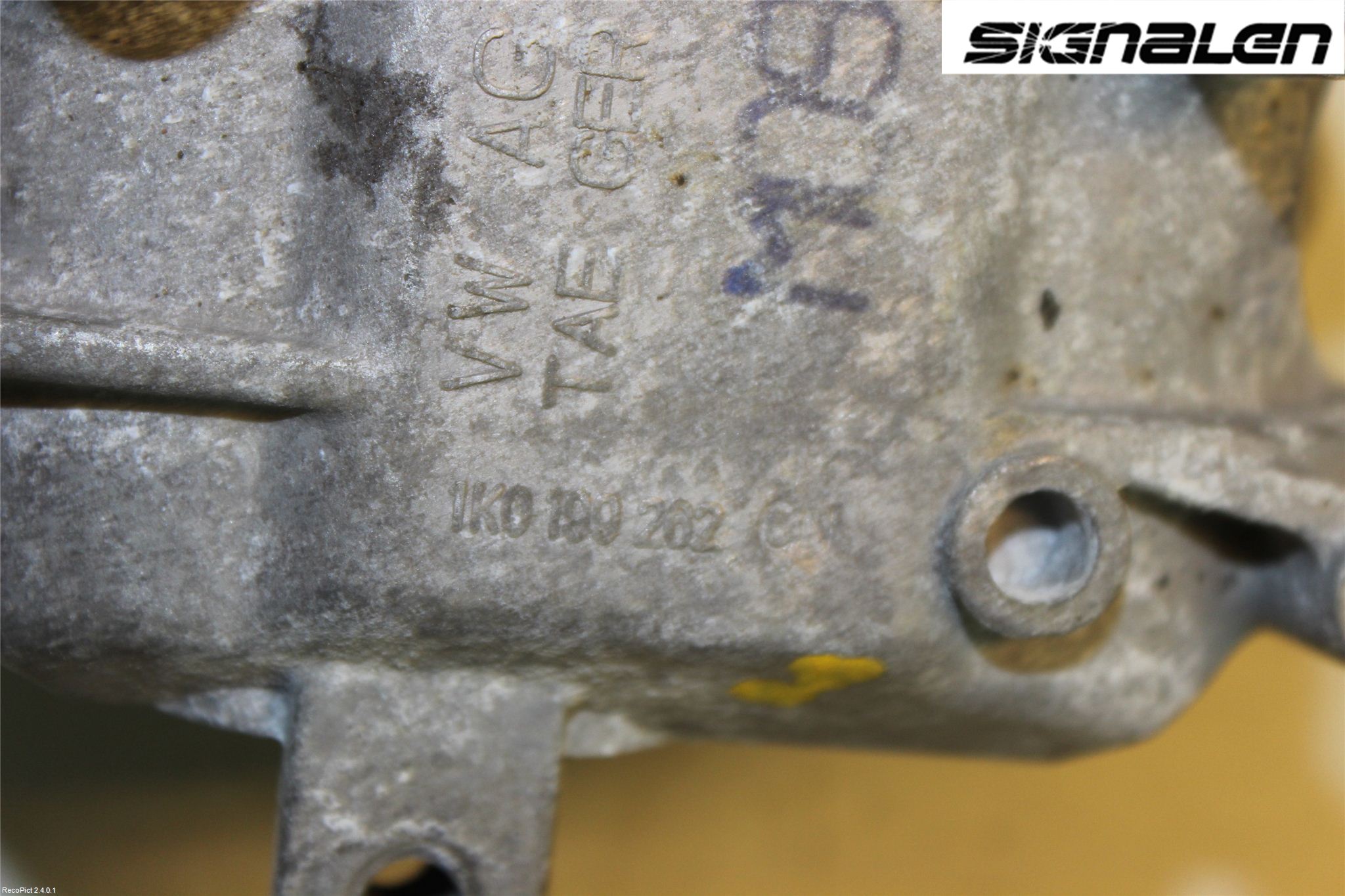 Volkswagen VW GOLF VI 09-13 Motor Feste Gummi