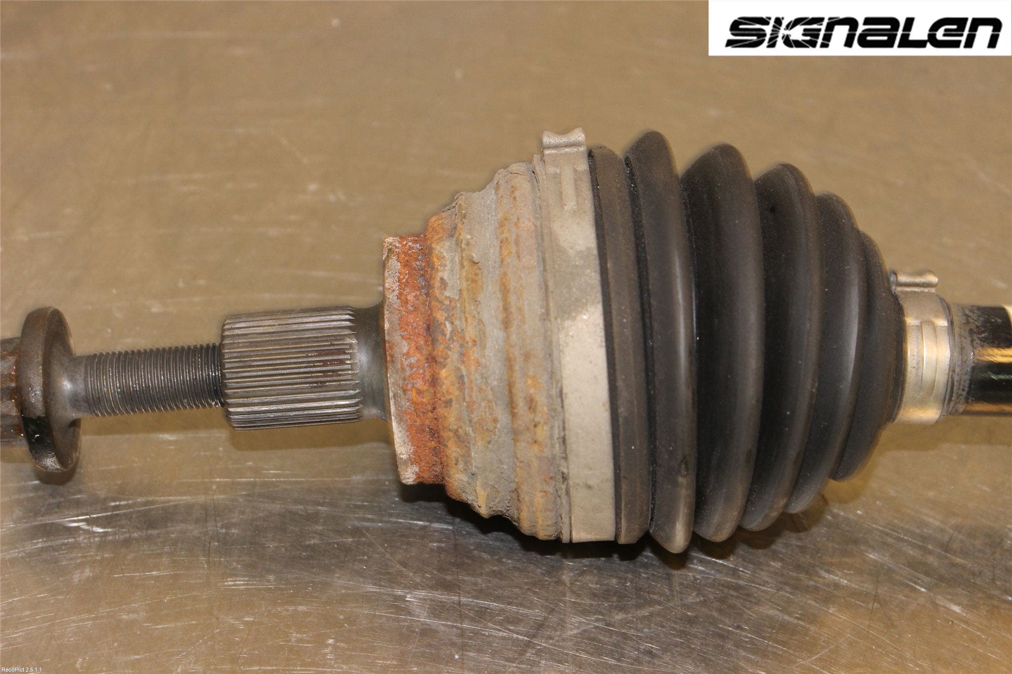 Volkswagen VW PASSAT 11-14 Drivaksel Foran Kompl Venstre