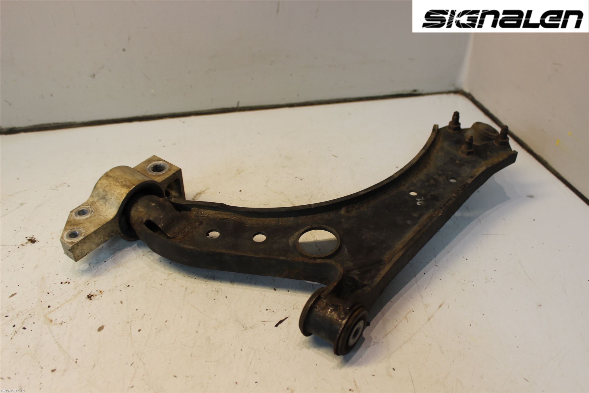 Volkswagen VW CADDY      04-10 Bærearm Foran Høyre Nedre