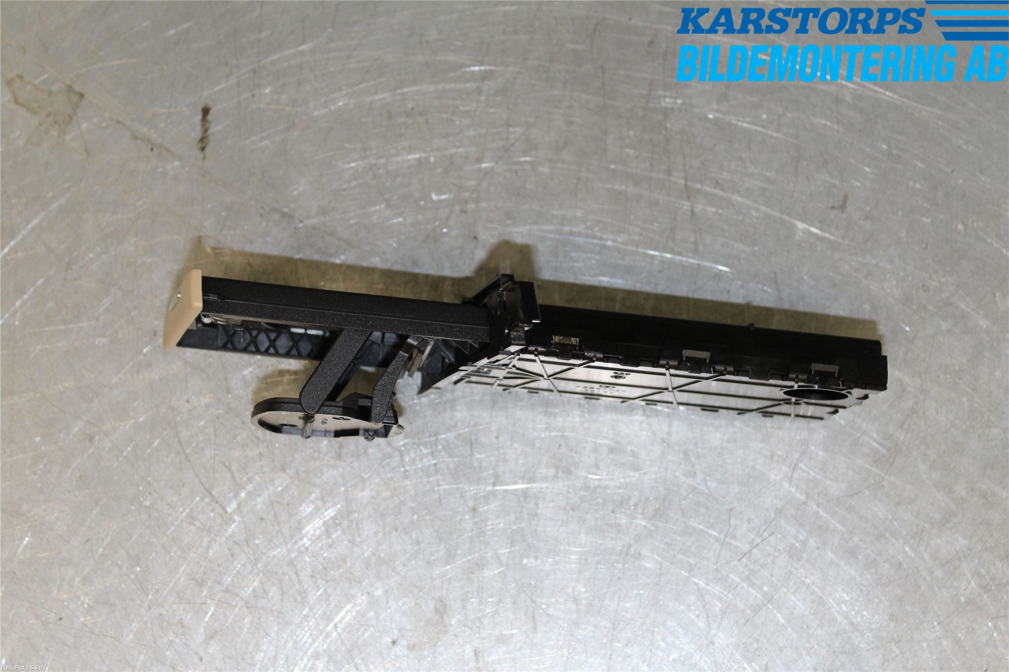 BMW 3 E90/91 SED/TOU 05-12 Innr Koppholder