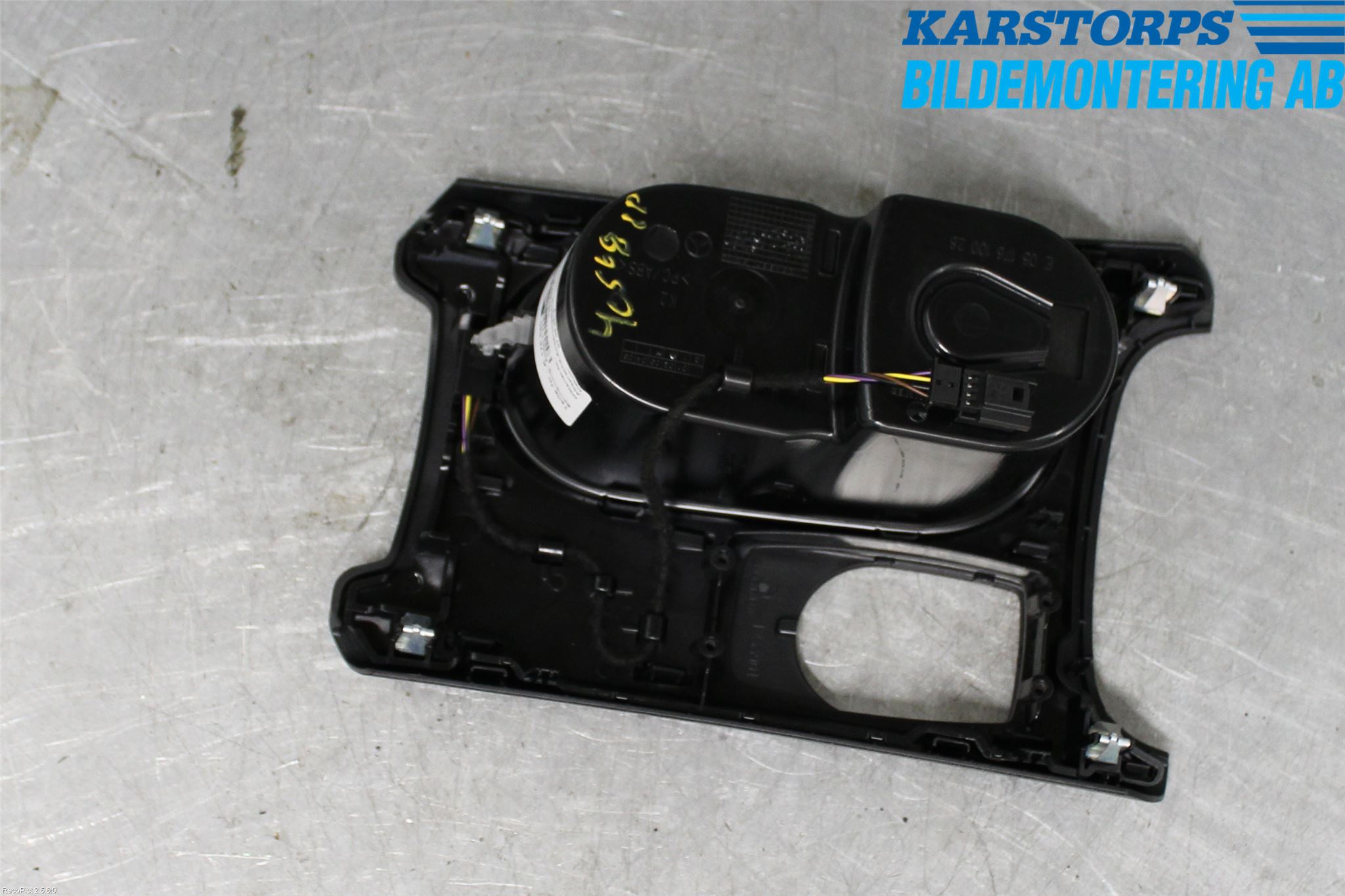 Mercedes-Benz MB CLA-KLASS (C117/X117) 13-19 Innr Koppholder