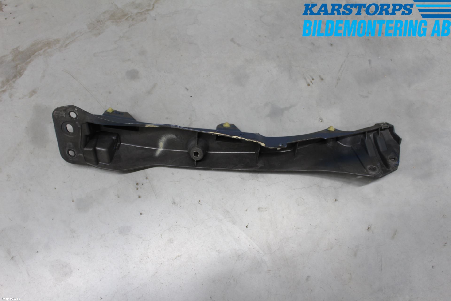 Renault CLIO III  09-12 Fenderfeste Foran Høy