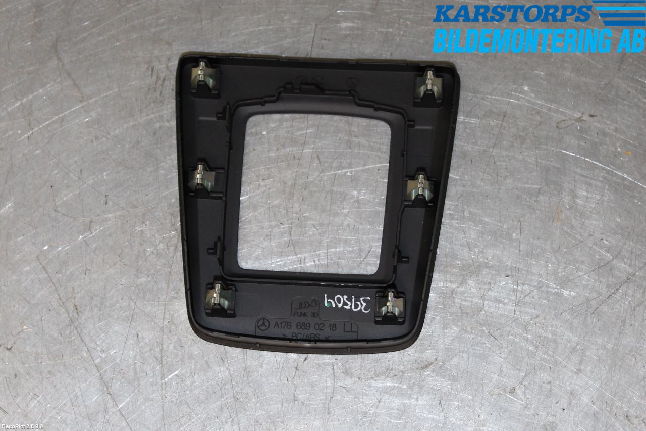 Mercedes-Benz MB CLA-KLASS (C117/X117) 13-19 Innr Konsoll-Lomme