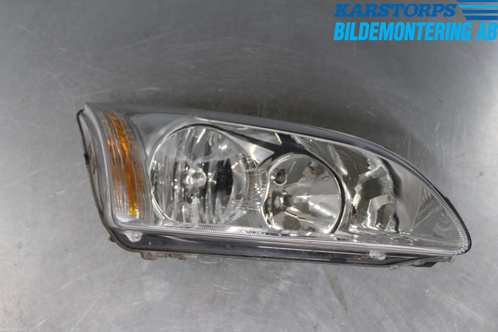 Ford FOCUS     04-07 Frontlykt Høyre